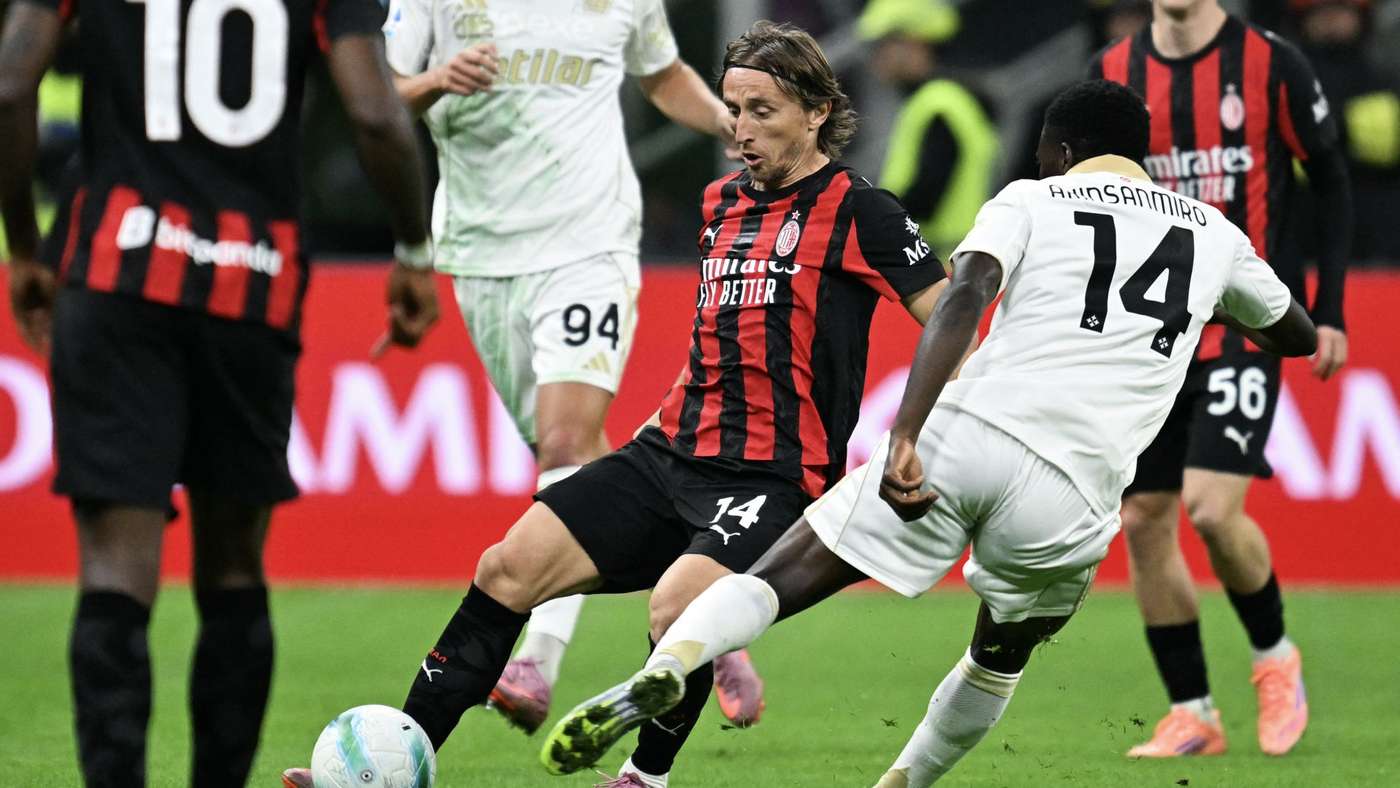 Foto de Luka Modrić con la camiseta del Milan durante el partido Milan vs Pisa en la Serie A
