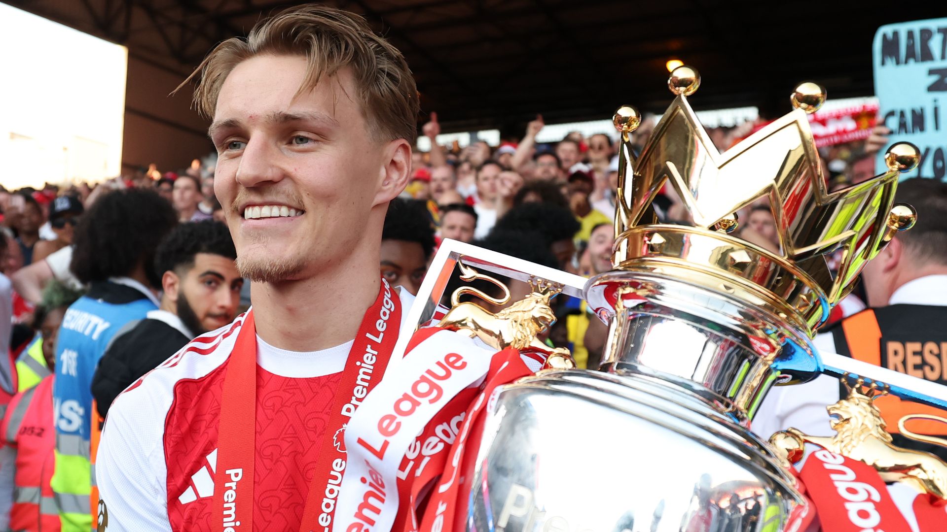 Martin Odegaard Arsenal Premier League trophy 2025-26