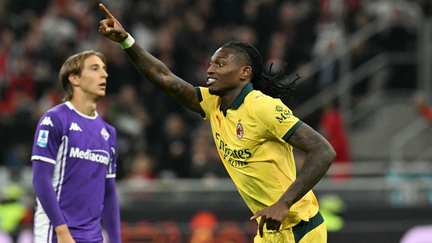 Leao celebra la remontada de Milan vs Fiorentina en San Siro