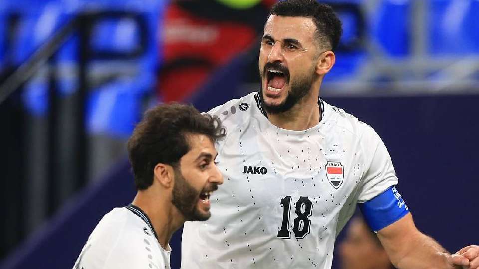 أيمن حسين في مباراة العراق والبحرين في كأس العرب