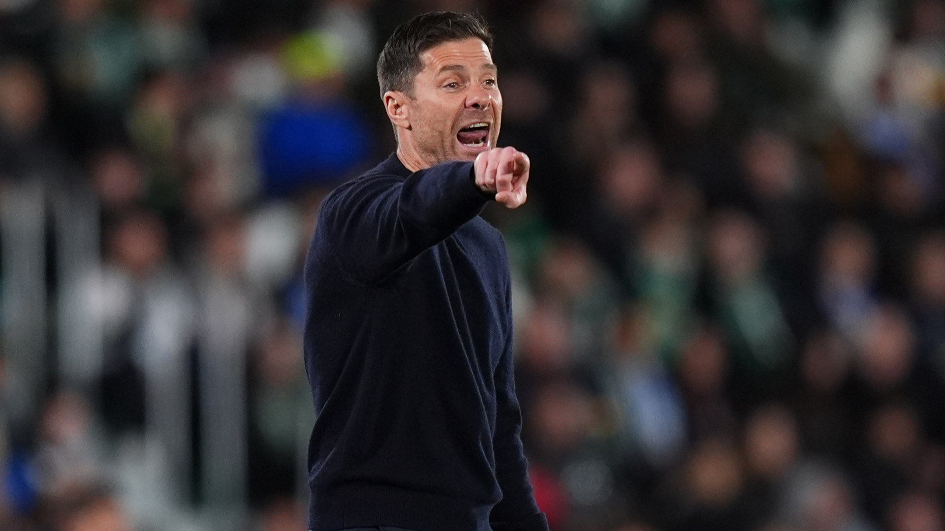 ألونسو عن التوتر مع فينيسيوس: أفكر فيما كان سيفعله أنشيلوتي أو مورينيو | كووورة