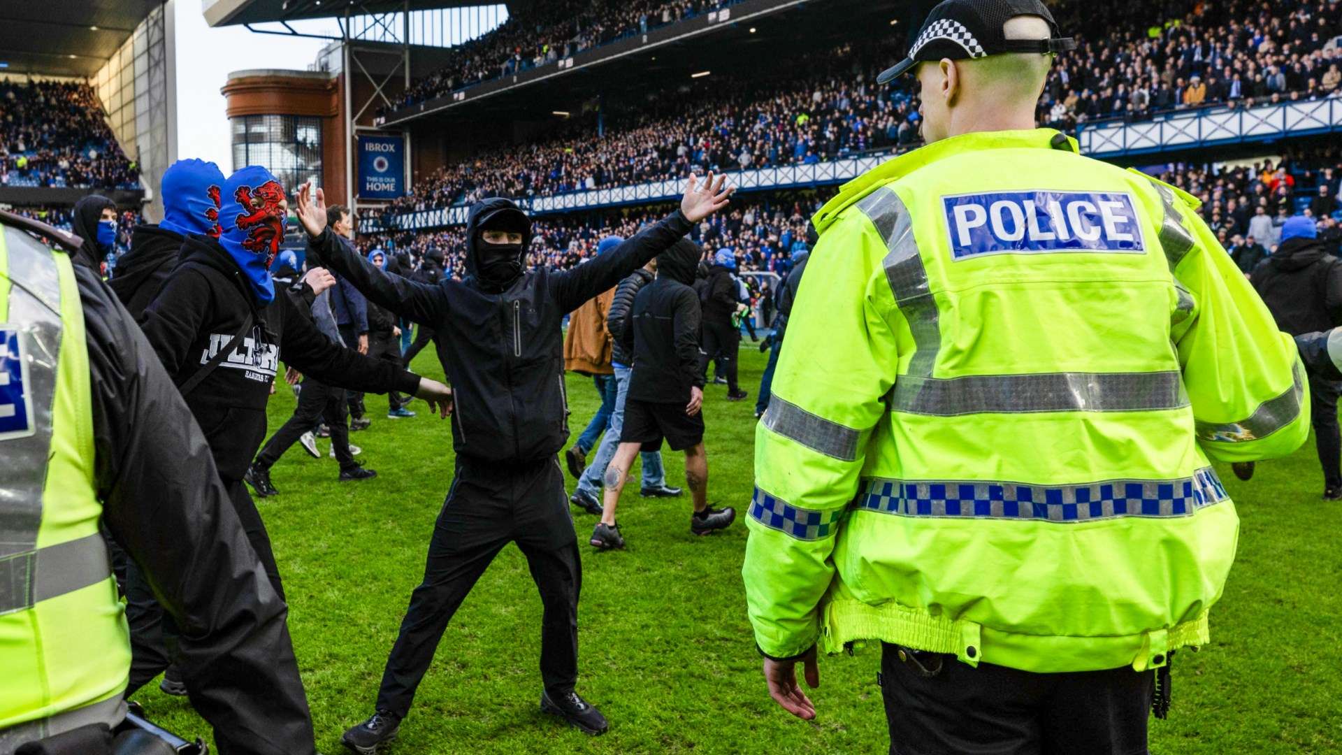 Rangers-Celtic-fans-police