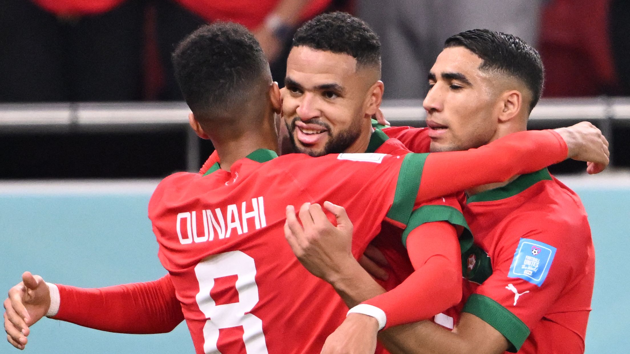 Azzedine Ounahi et Youssef Youssef En-Nesyri, tous les deux formés à l'Académie Mohamed VI, célèbrent le but du Maroc en quart de finale de la Coupe du monde contre le Portugal.