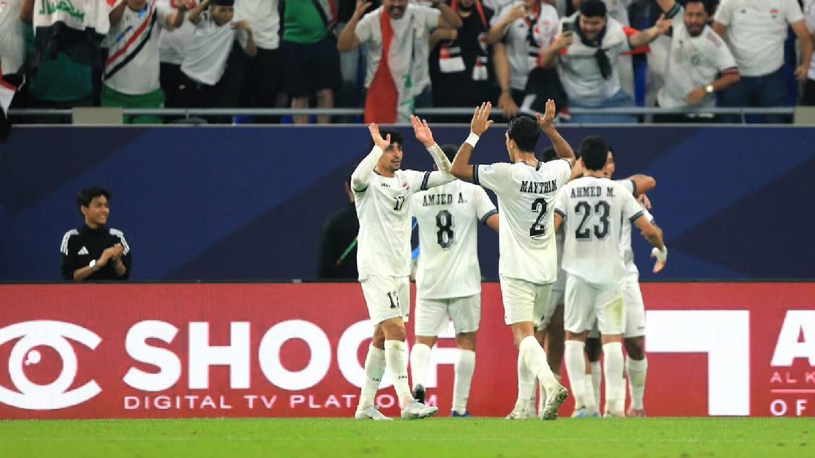 Calciatori della nazionale irachena festeggiano la qualificazione ai quarti della Coppa Arab