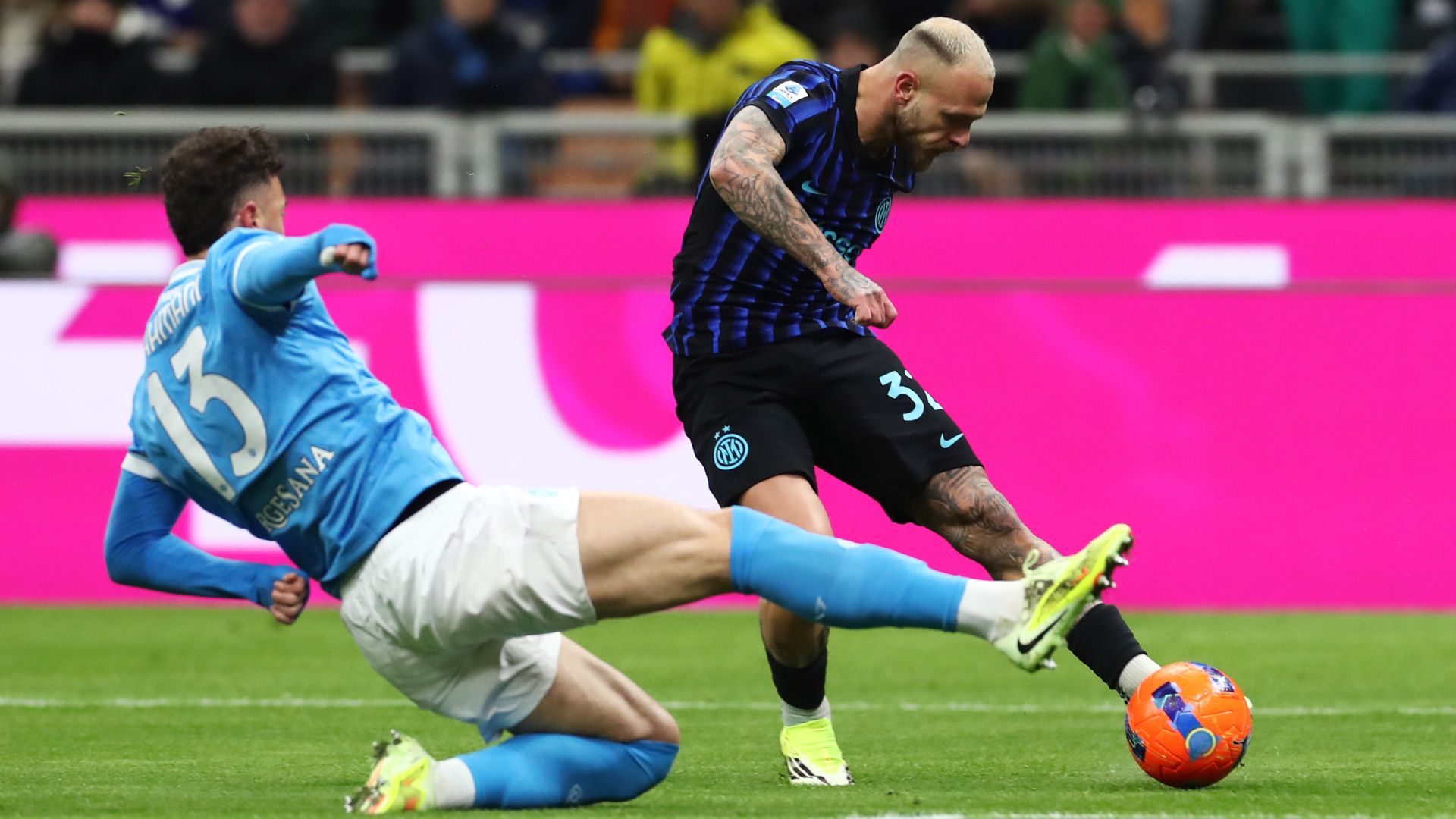 Dimarco Inter Napoli Dimarco McTominay foto