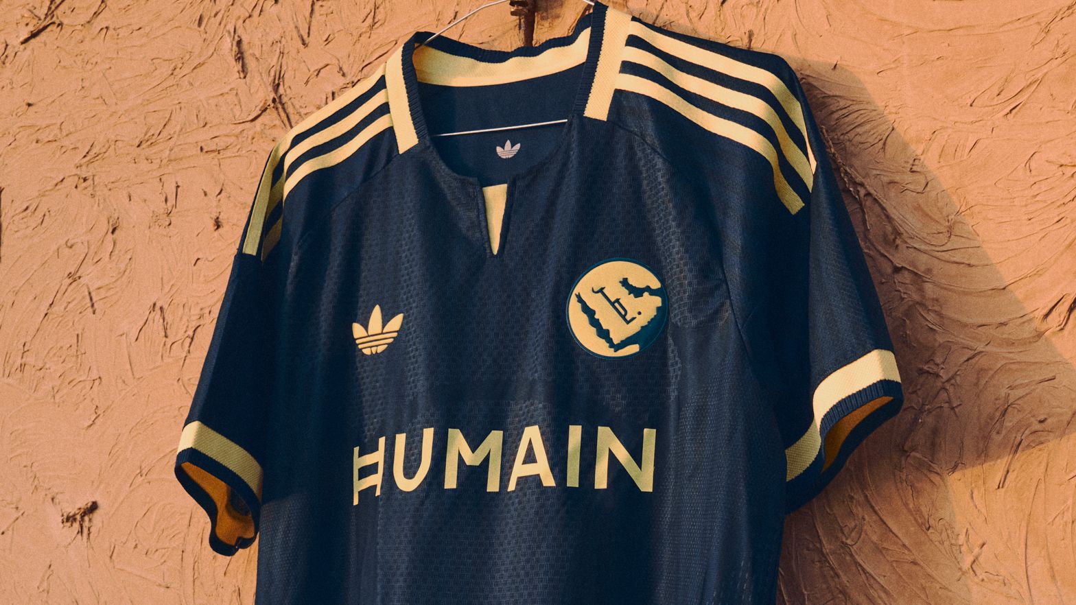 أديداس و نادي النصر يطلقان الطقم الاحتياطي لموسم 2026-2027 المستوحى من الفضاء اللا محدود للرياض