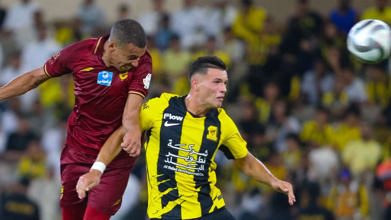 من مباراة الاتحاد والحزم
