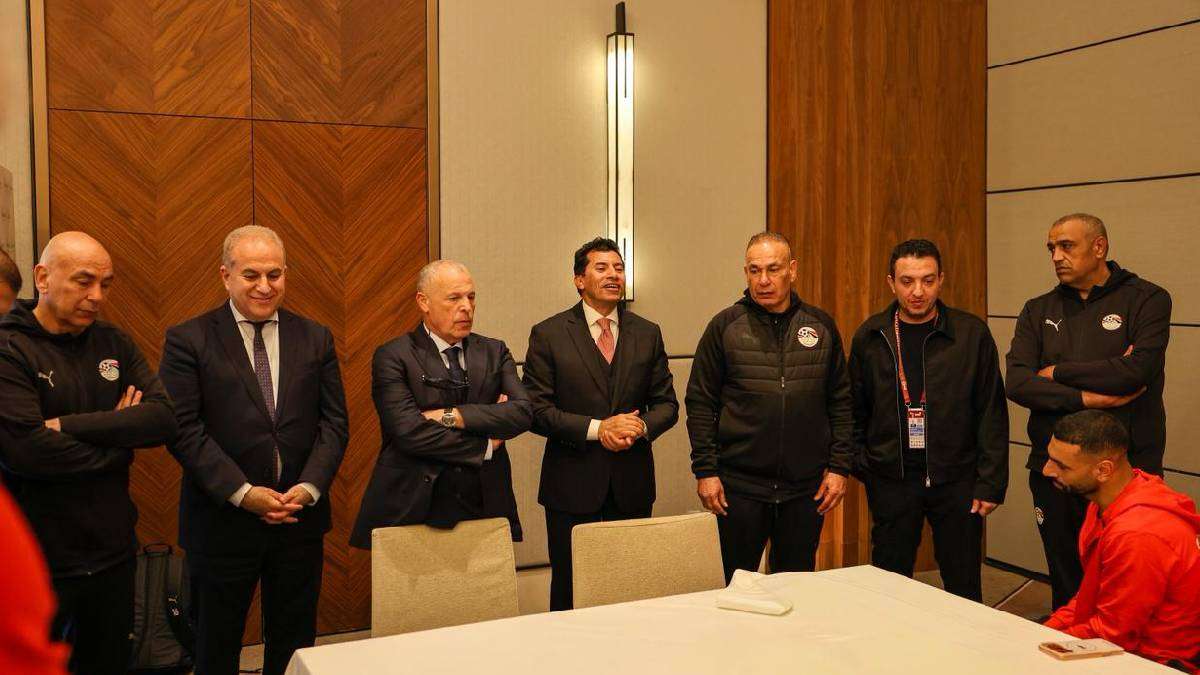 وزير الرياضة وهاني أبوريدة مع لاعبي منتخب مصر