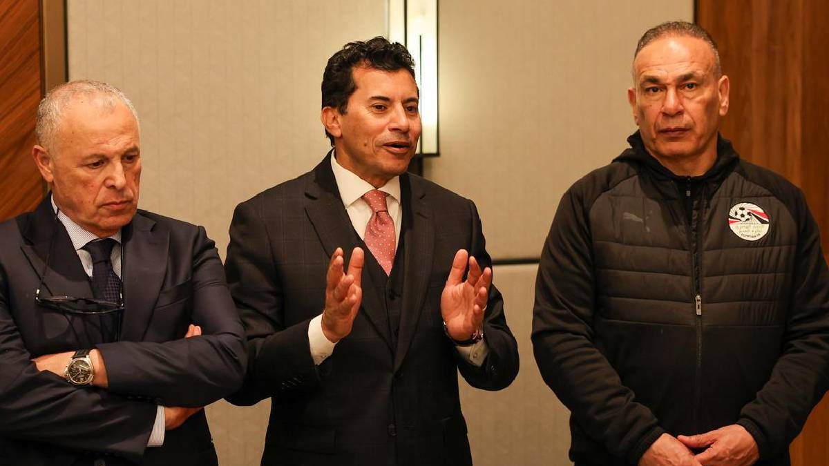 Ashraf Sobhi, ministro dello sport, con tifosi marocchini