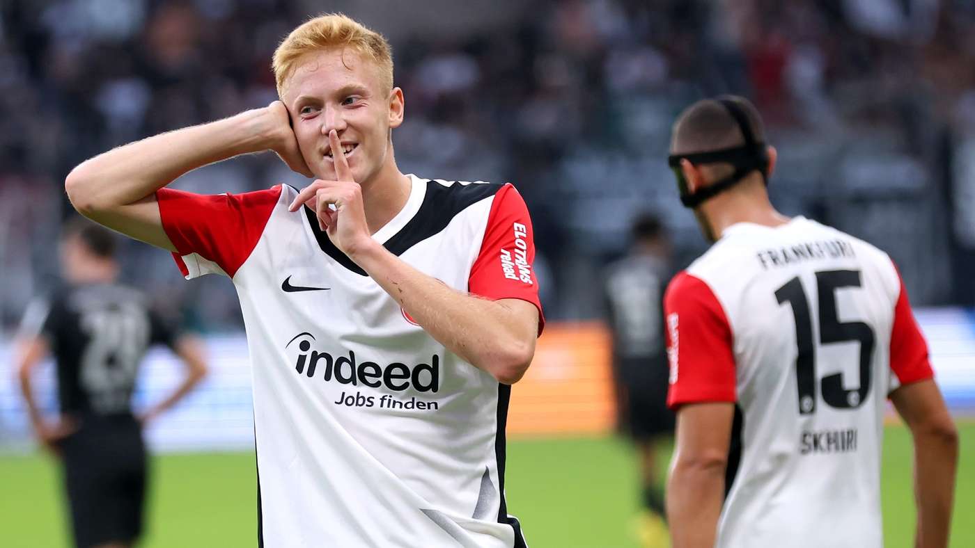 Hugo Larsson of Eintracht Frankfurt celebrates scoring