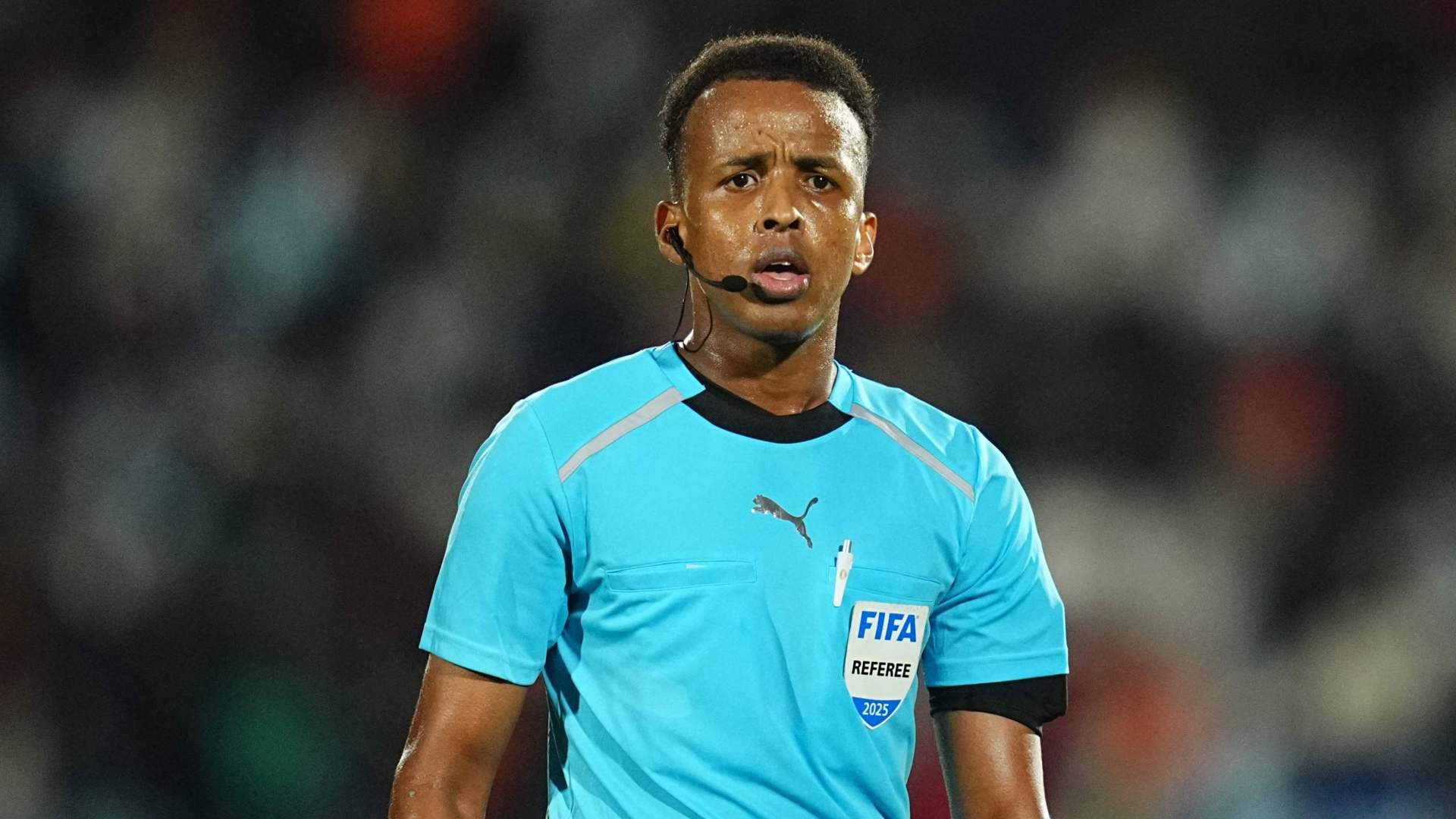 Referee Omar Artan