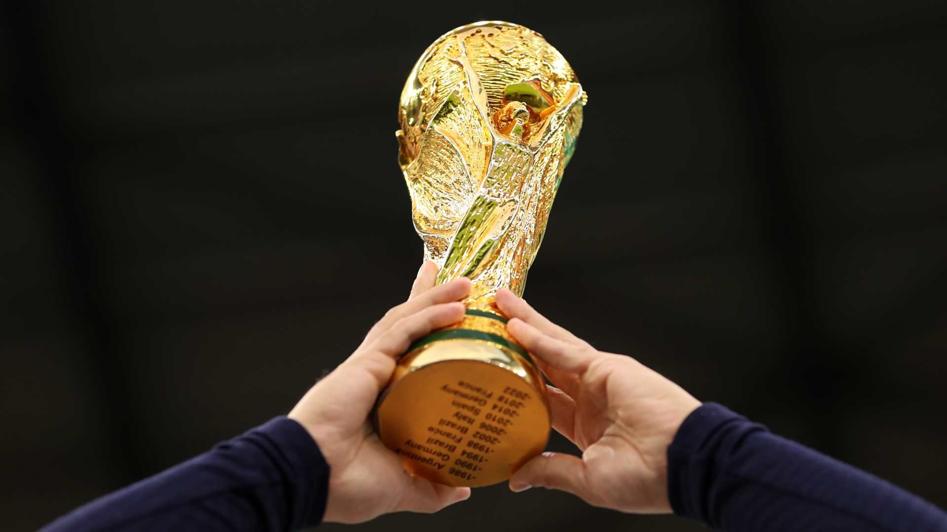 من يحق له لمس كأس العالم دون قفازات؟ الكأس الذهبية تحت حماية مشددة