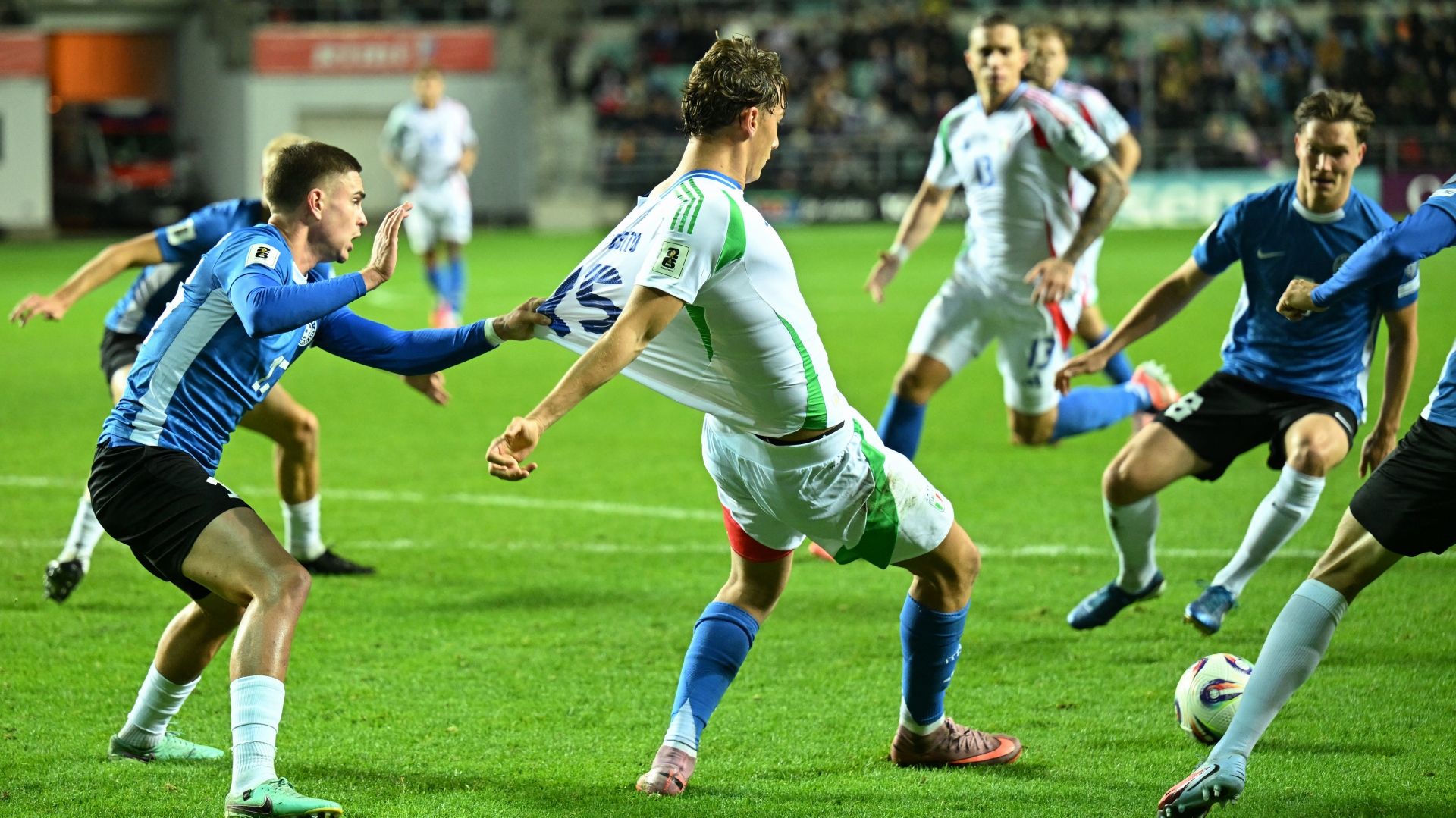 Francesco Esposito celebra su gol con Italia ante Estonia