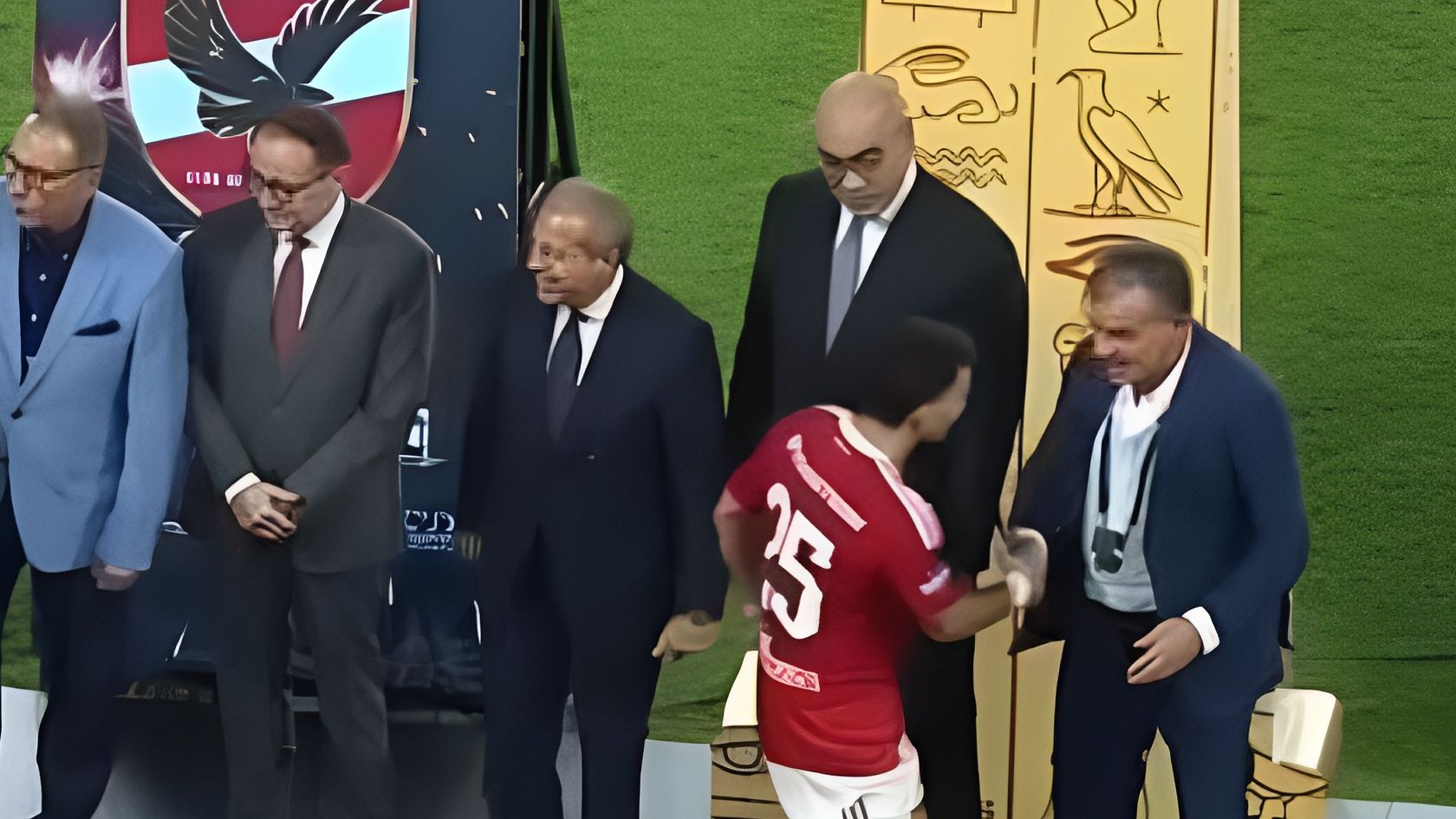 مشهد زيزو في مراسم تتويج كأس السوبر المصري