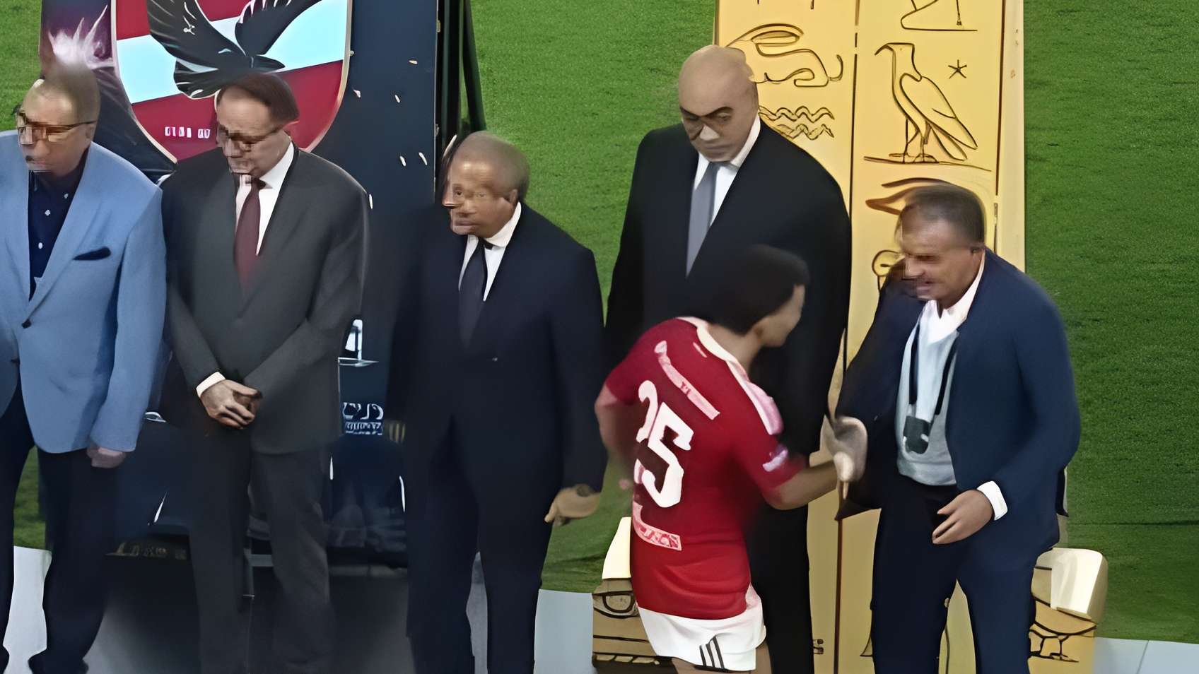 مشهد زيزو في مراسم تتويج كأس السوبر المصري