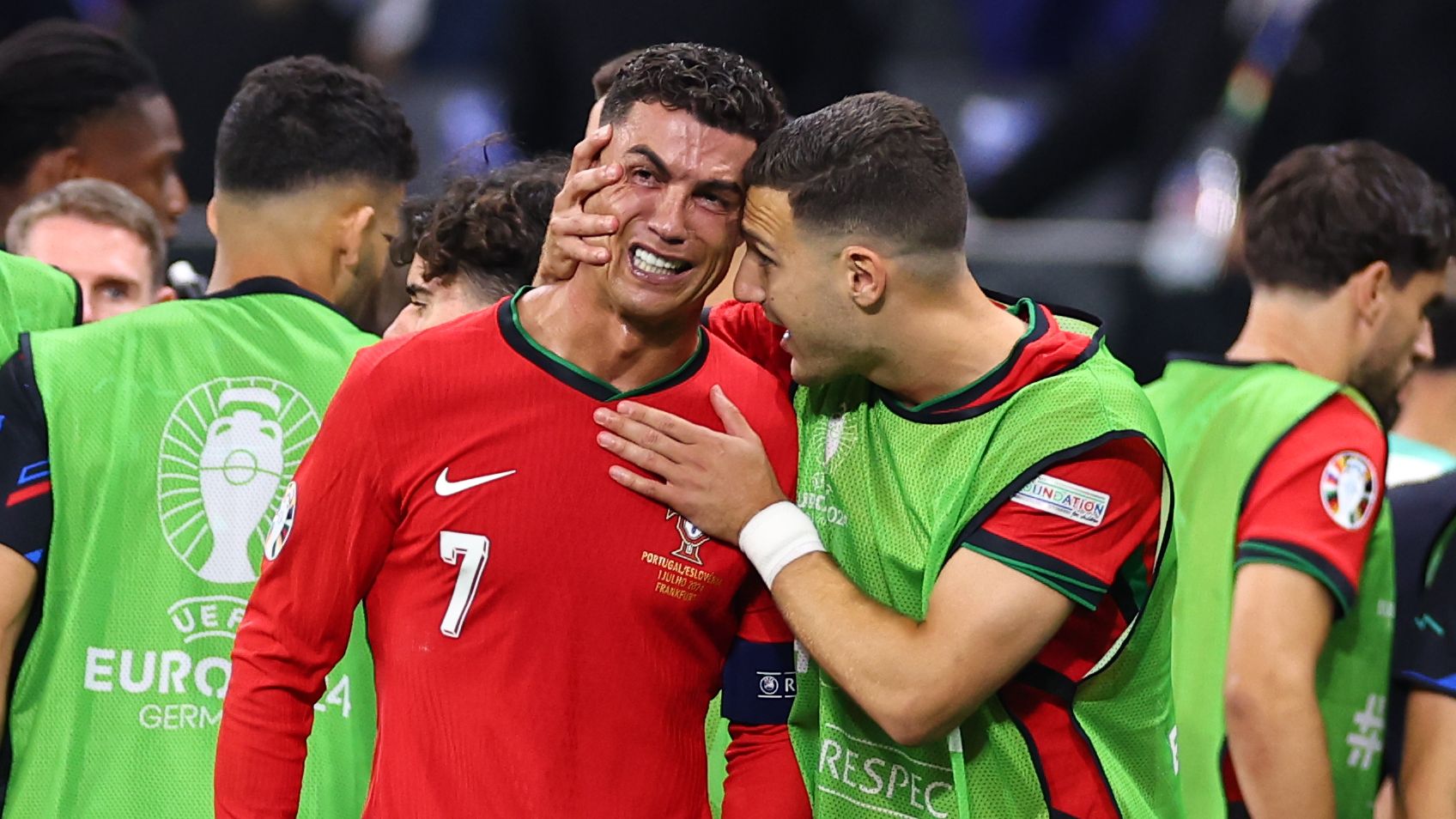 "سنغزو العالم من أجله".. دموع رونالدو تحفز مدافع البرتغال للانتقام