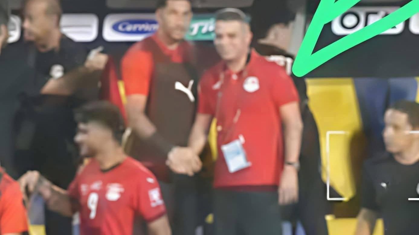 مصفف الشعر في مقاعد بدلاء المنتخب المصري