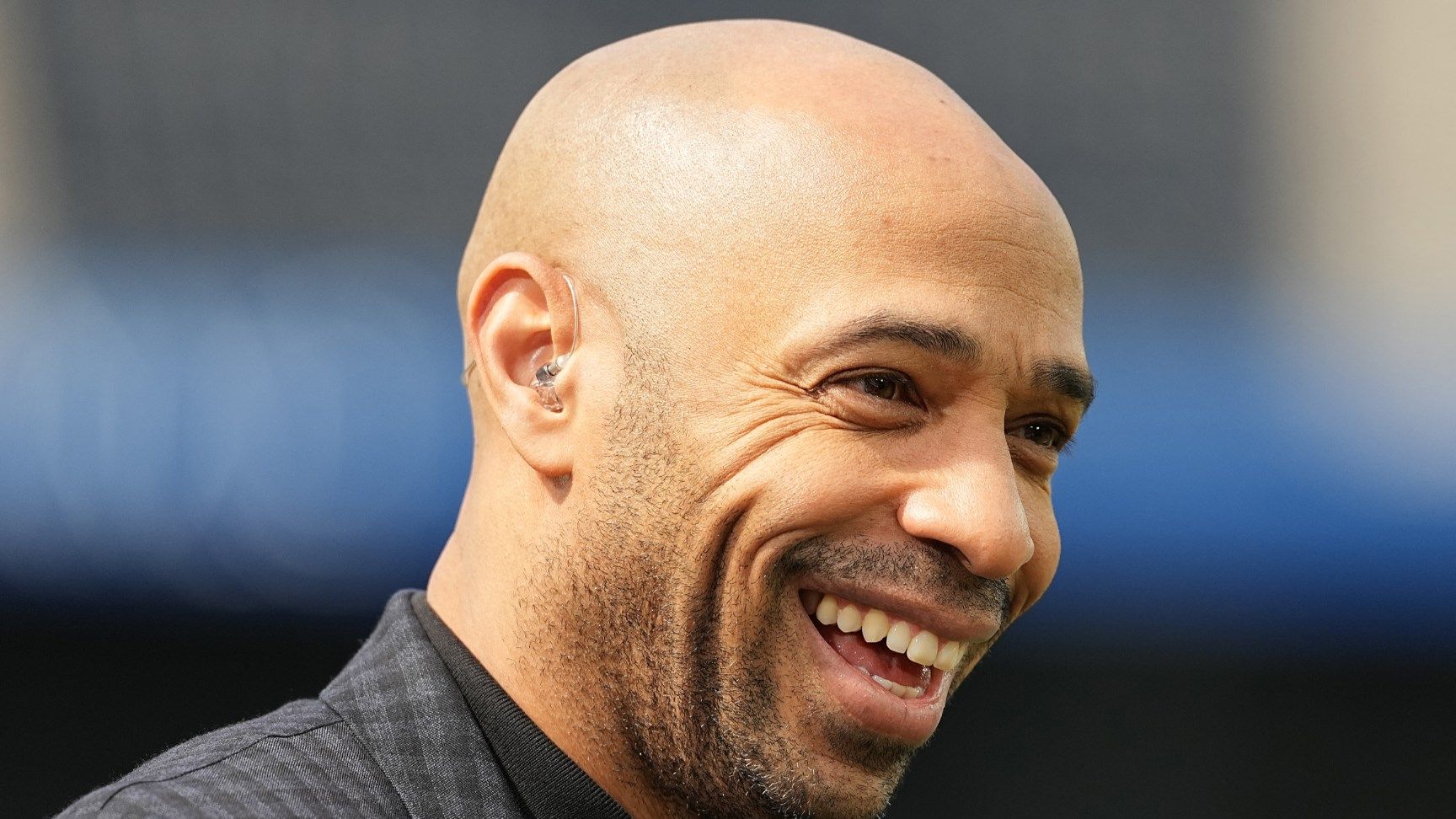 ليس مجانا.. ملاكم أسطوري يرحب بنزال تييري هنري