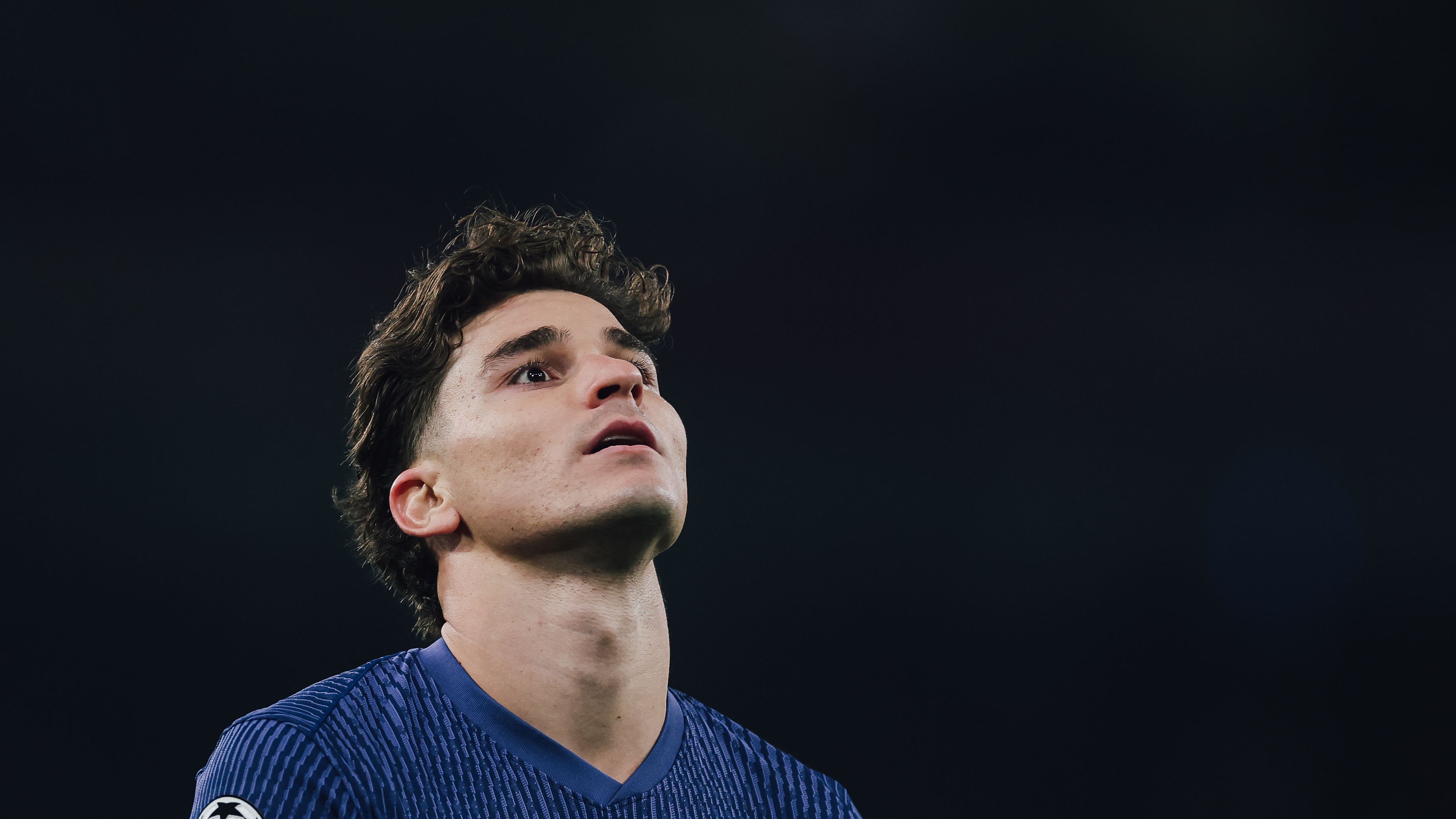 رئيس أتلتيكو يتعهد بعرقلة انتقال ألفاريز إلى ريال مدريد وبرشلونة
