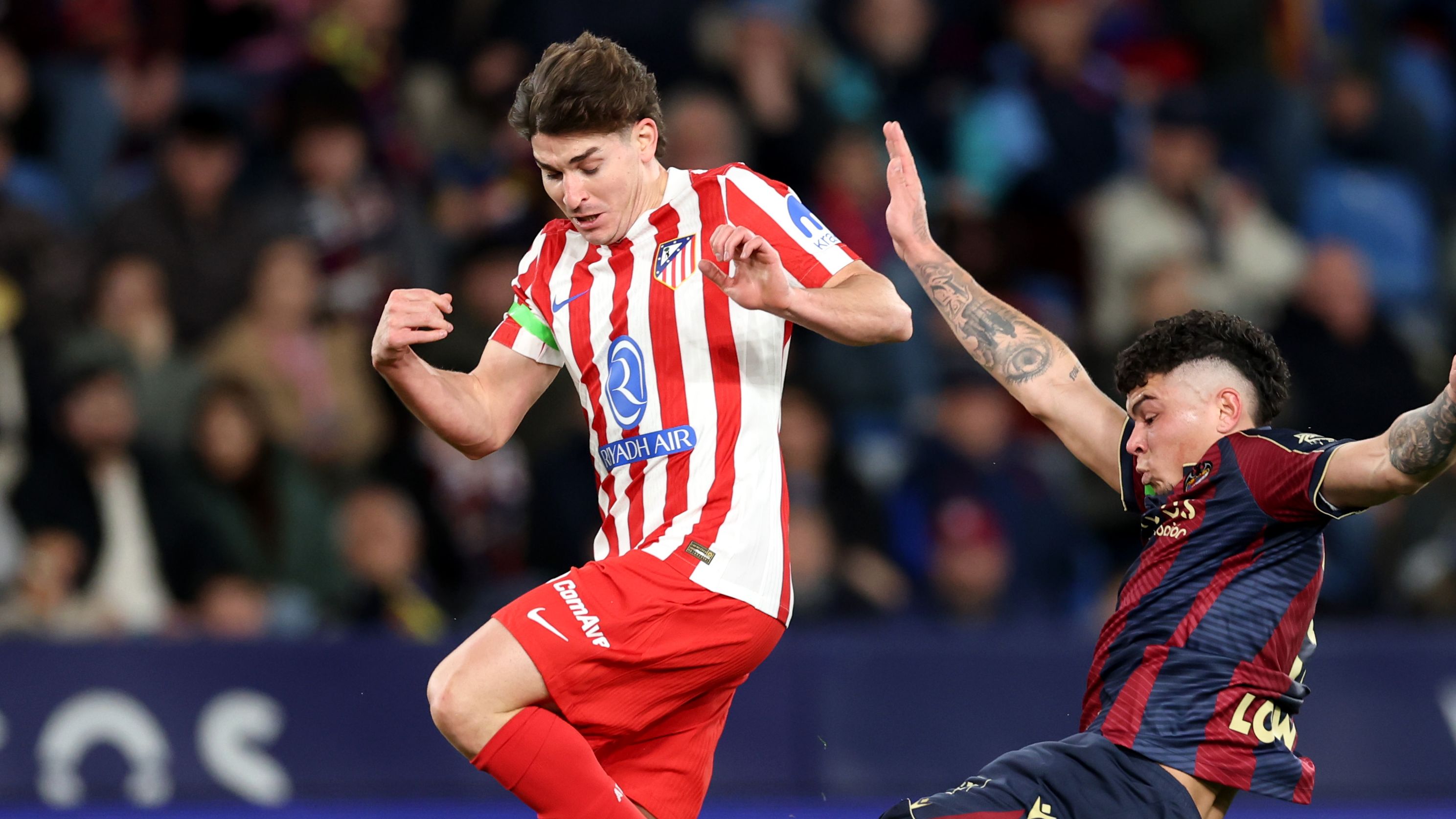 أتلتيكو مدريد يرفض صفقة برشلونة التبادلية لجوليان ألفاريز ويصر على 100 مليون يورو