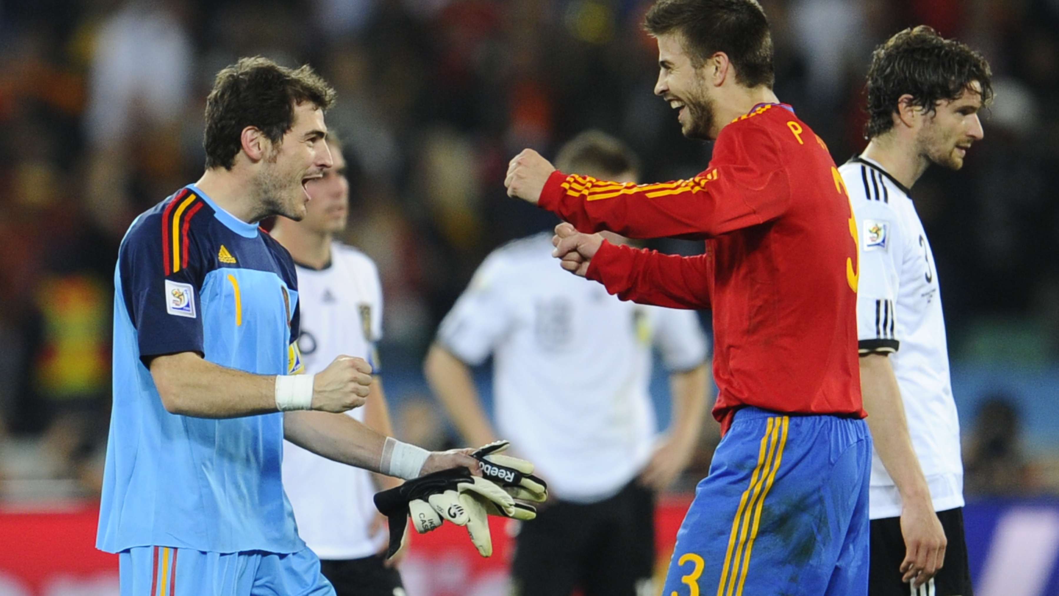 Spain's goalkeeper Iker Casillas (L) and
