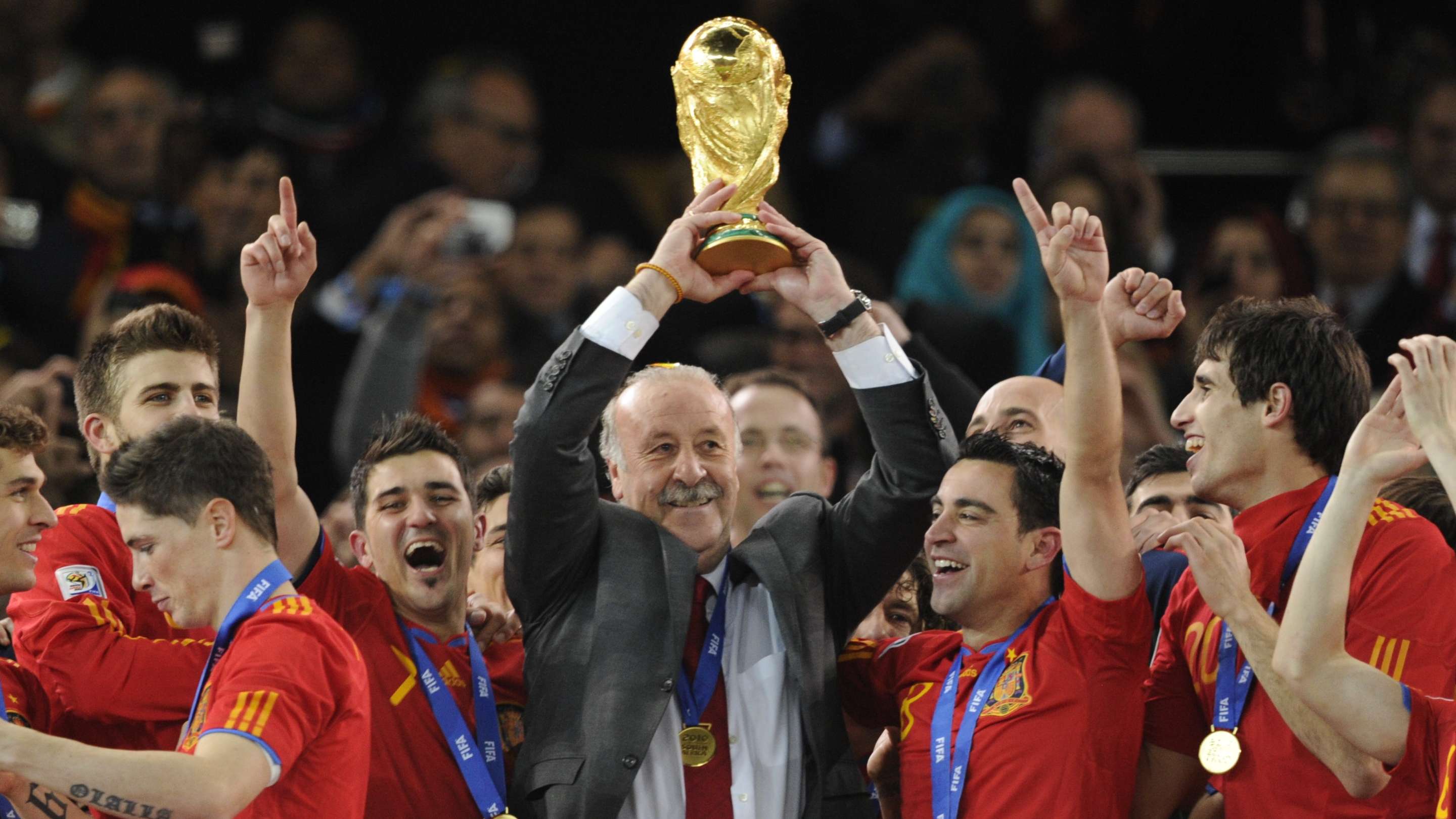 Spain's coach Vicente Del Bosque holds t