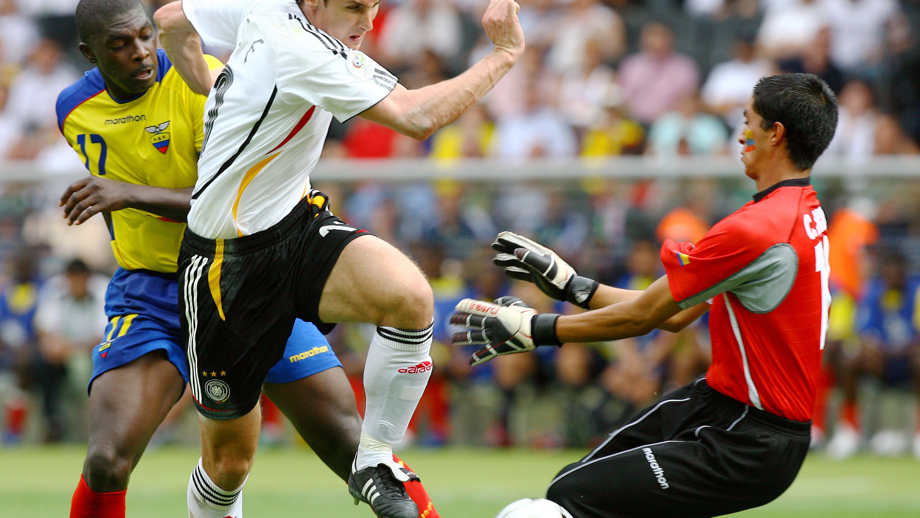 German forward Miroslav Klose (C) runs t