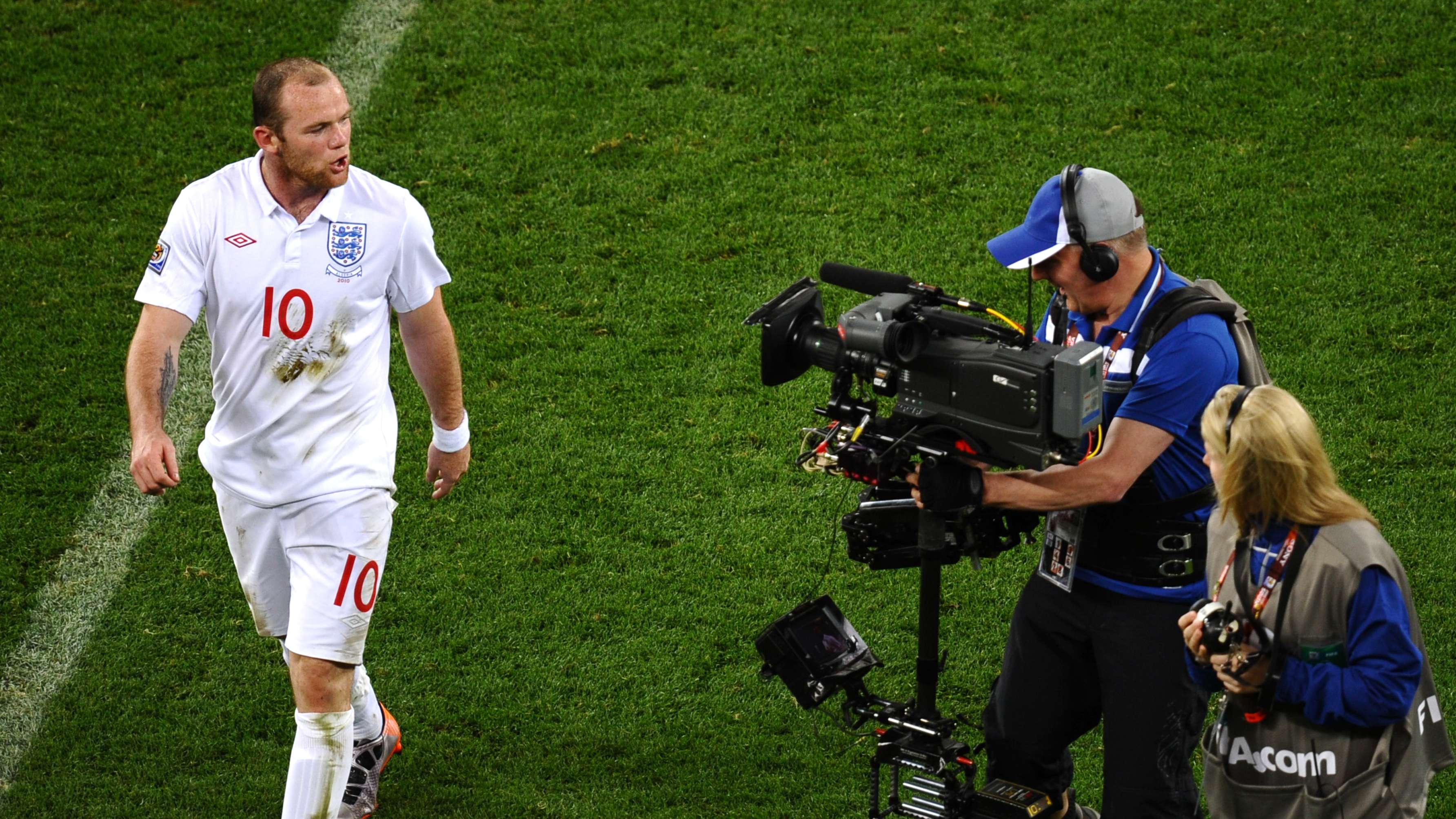 England's striker Wayne Rooney talks to