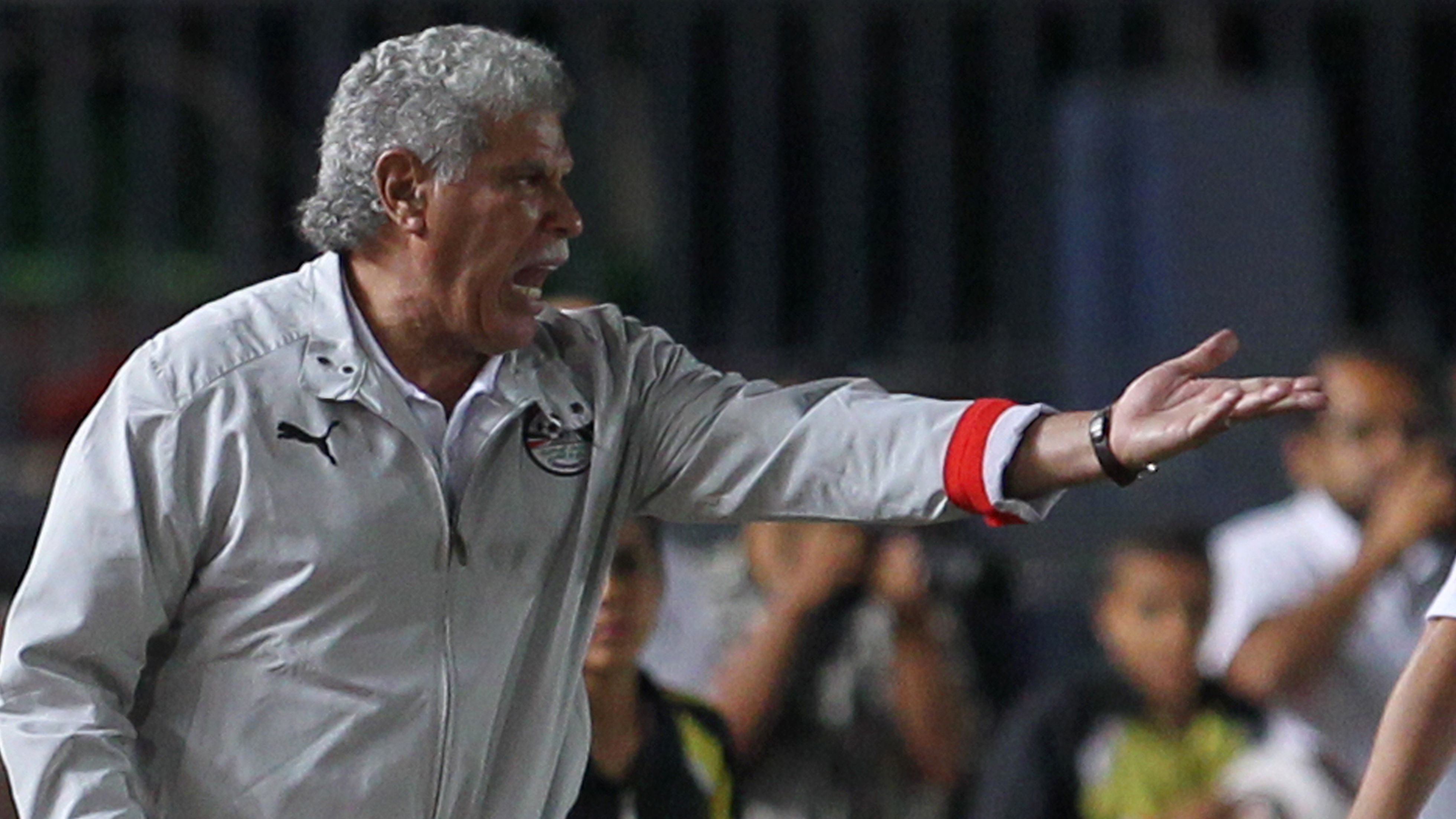 Maestro Hassan Shahat durante la ripresa post-operatoria dopo 13 ore di intervento