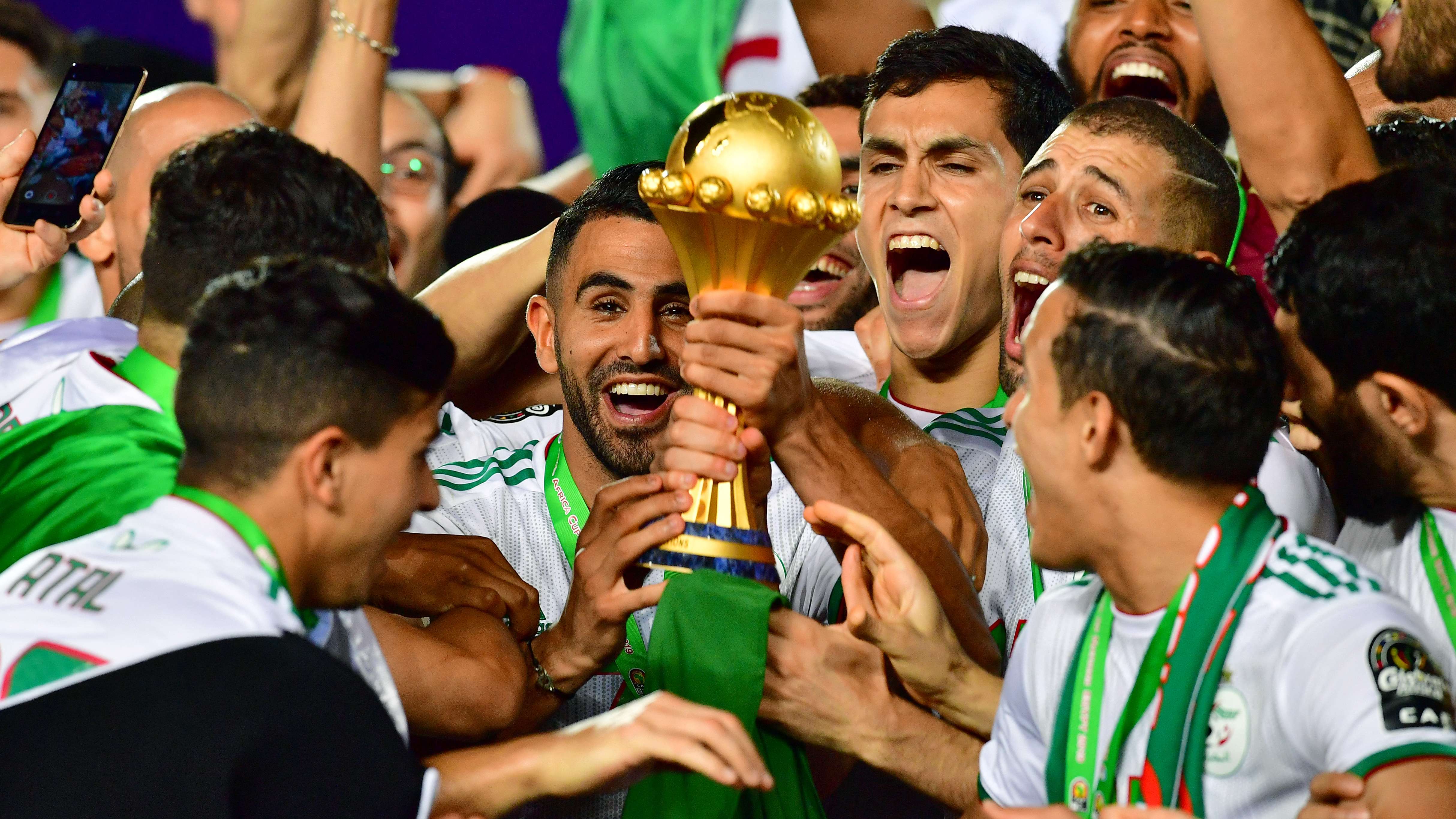 TOPSHOT-FBL-AFR-2019-MATCH52-SEN-ALG