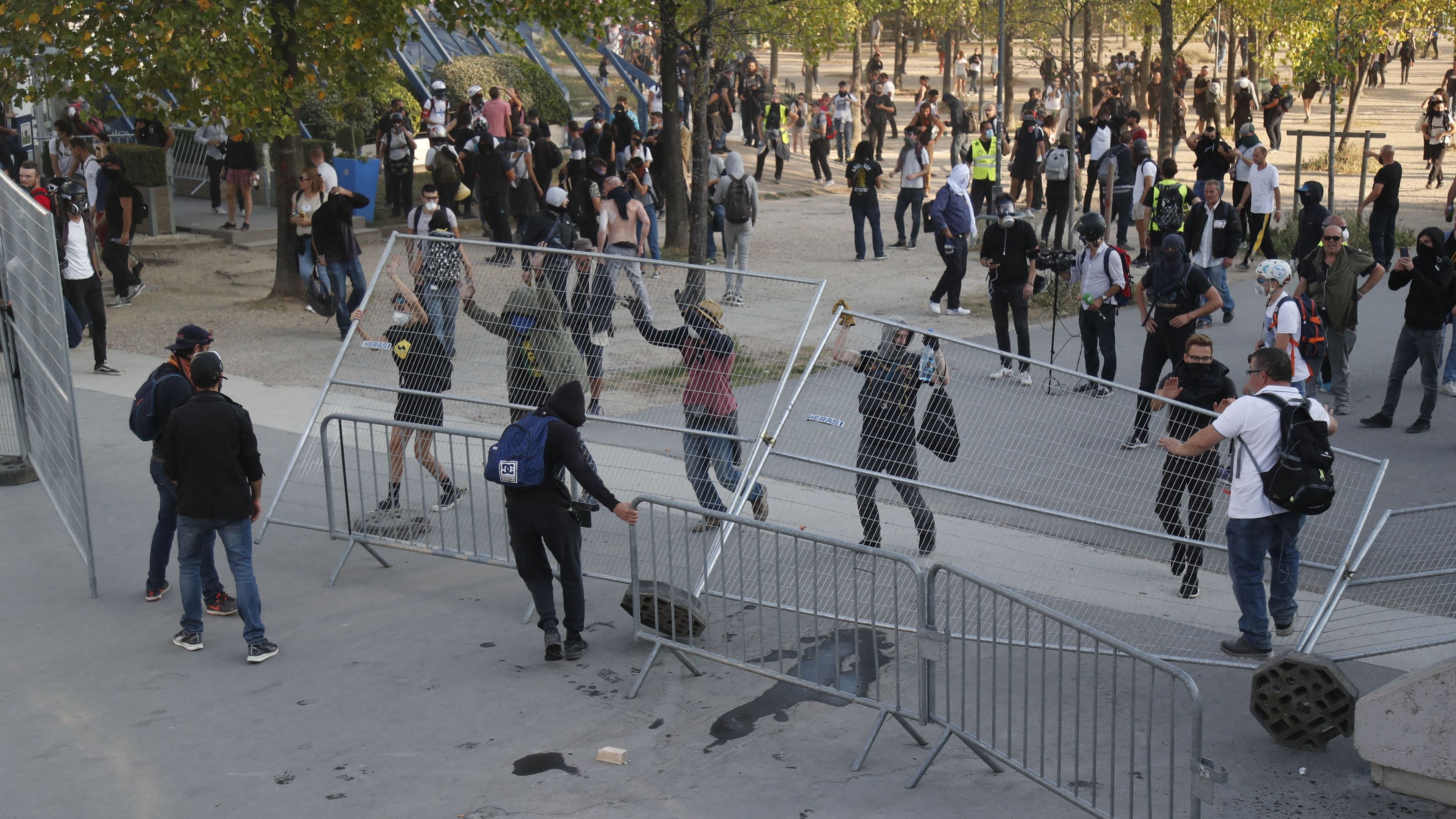 800 protesters against 7,500 security personnel