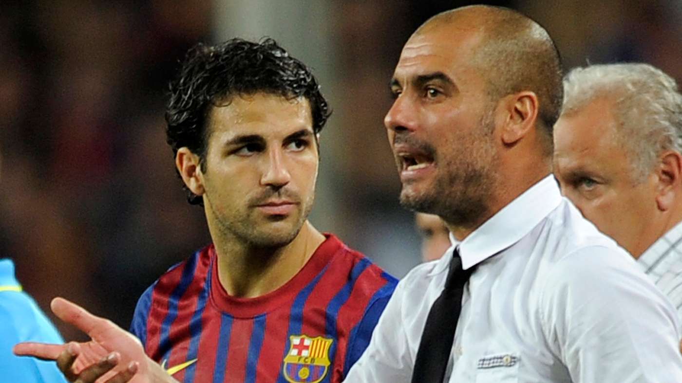 Barcelona's coach Josep Guardiola (R) gi
