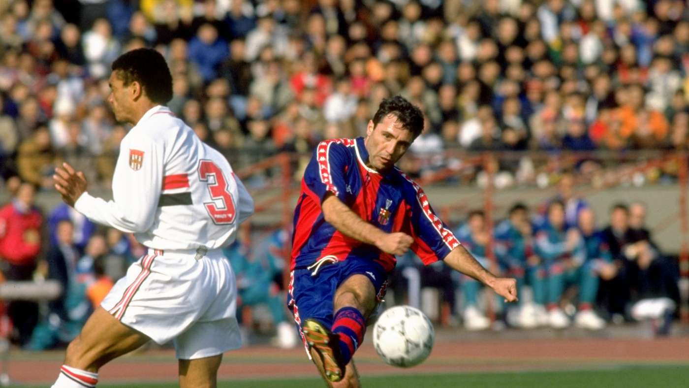 Stoichkov pisa al árbitro Orizar Azpitarte durante un Clásico en el Camp Nou