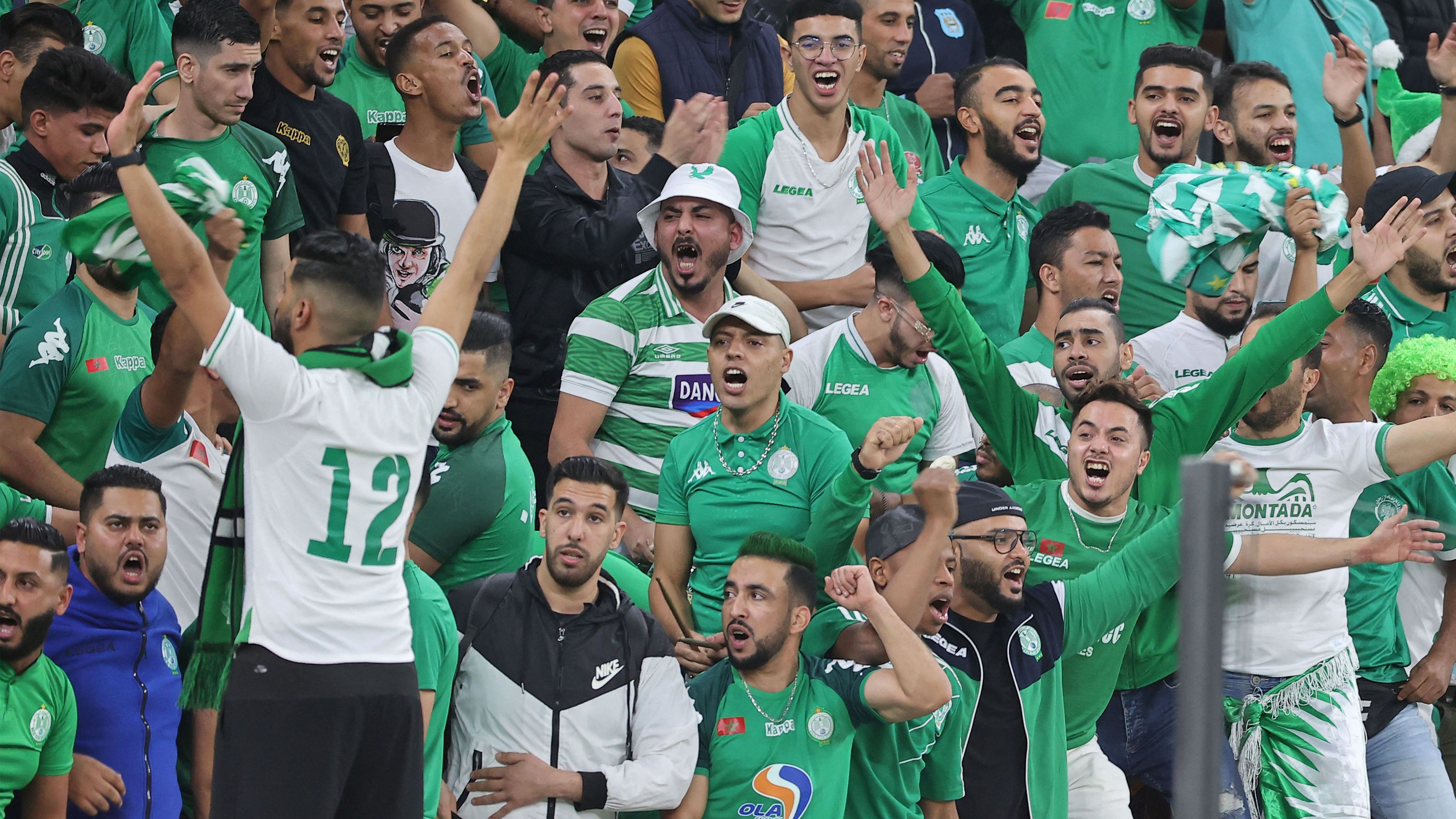 Foto di tifosi e giocatori durante Maknasì-Raja Casablanca