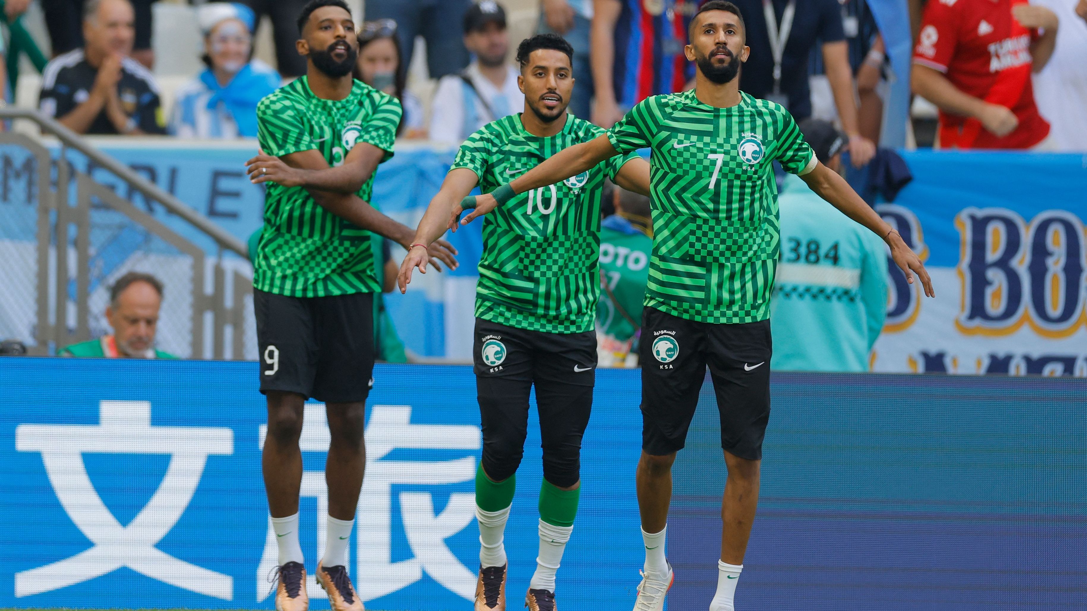 Foto de Walid Al-Farraj criticando la musculatura de jugadores en la Saudi Pro League