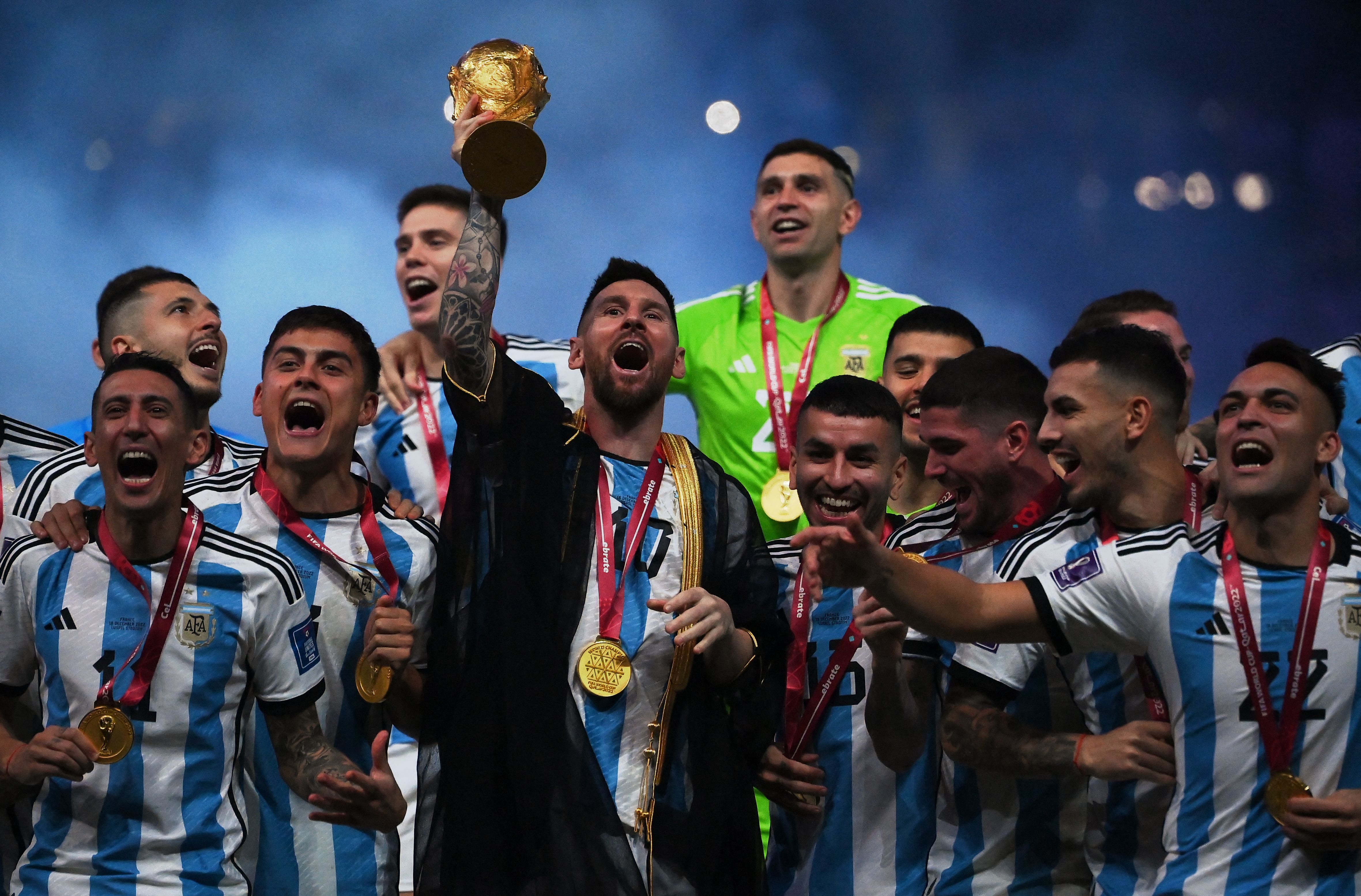 TOPSHOT-FBL-WC-2022-MATCH64-ARG-FRA-TROPHY