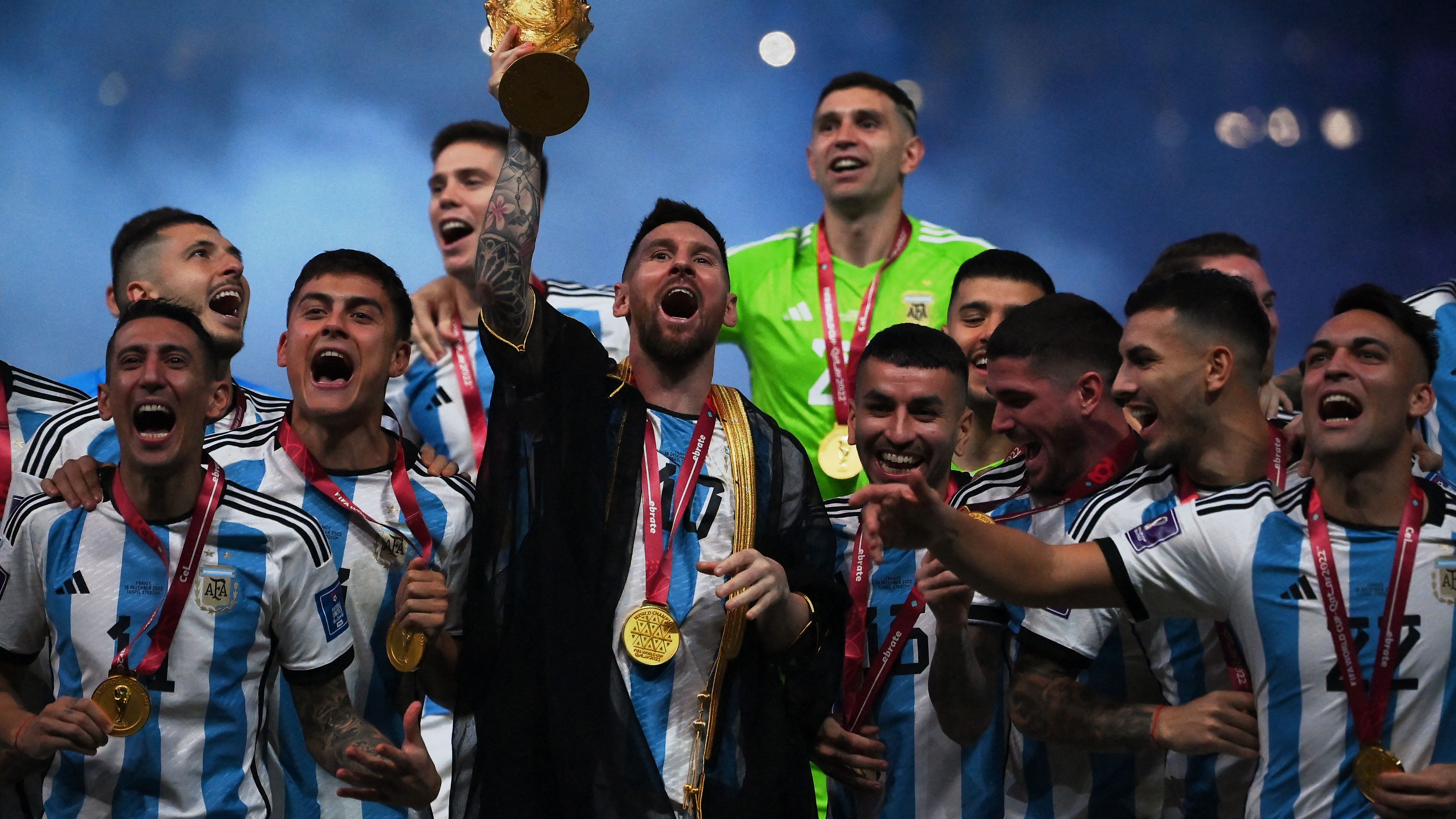 TOPSHOT-FBL-WC-2022-MATCH64-ARG-FRA-TROPHY
