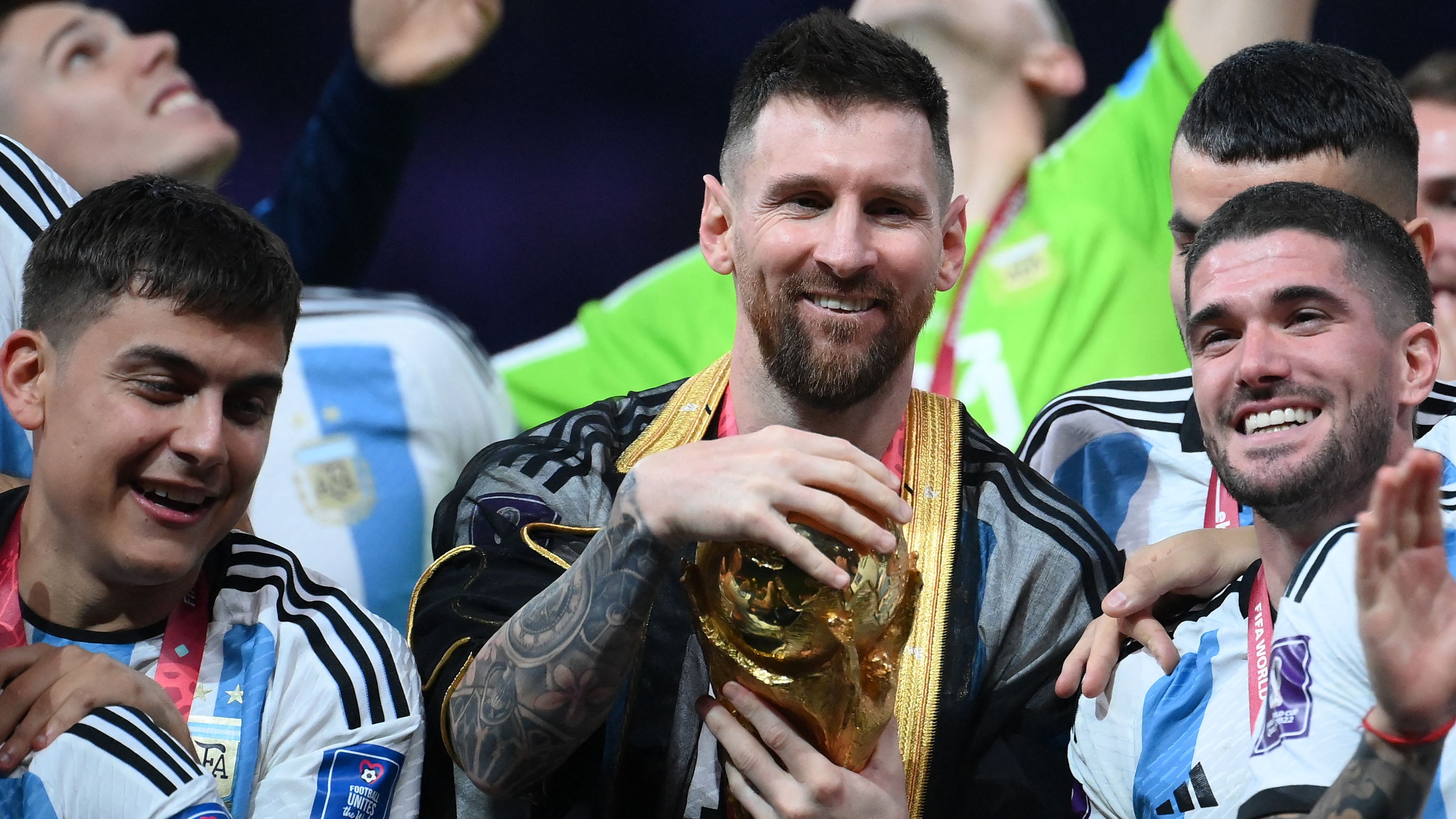 TOPSHOT-FBL-WC-2022-MATCH64-ARG-FRA-TROPHY