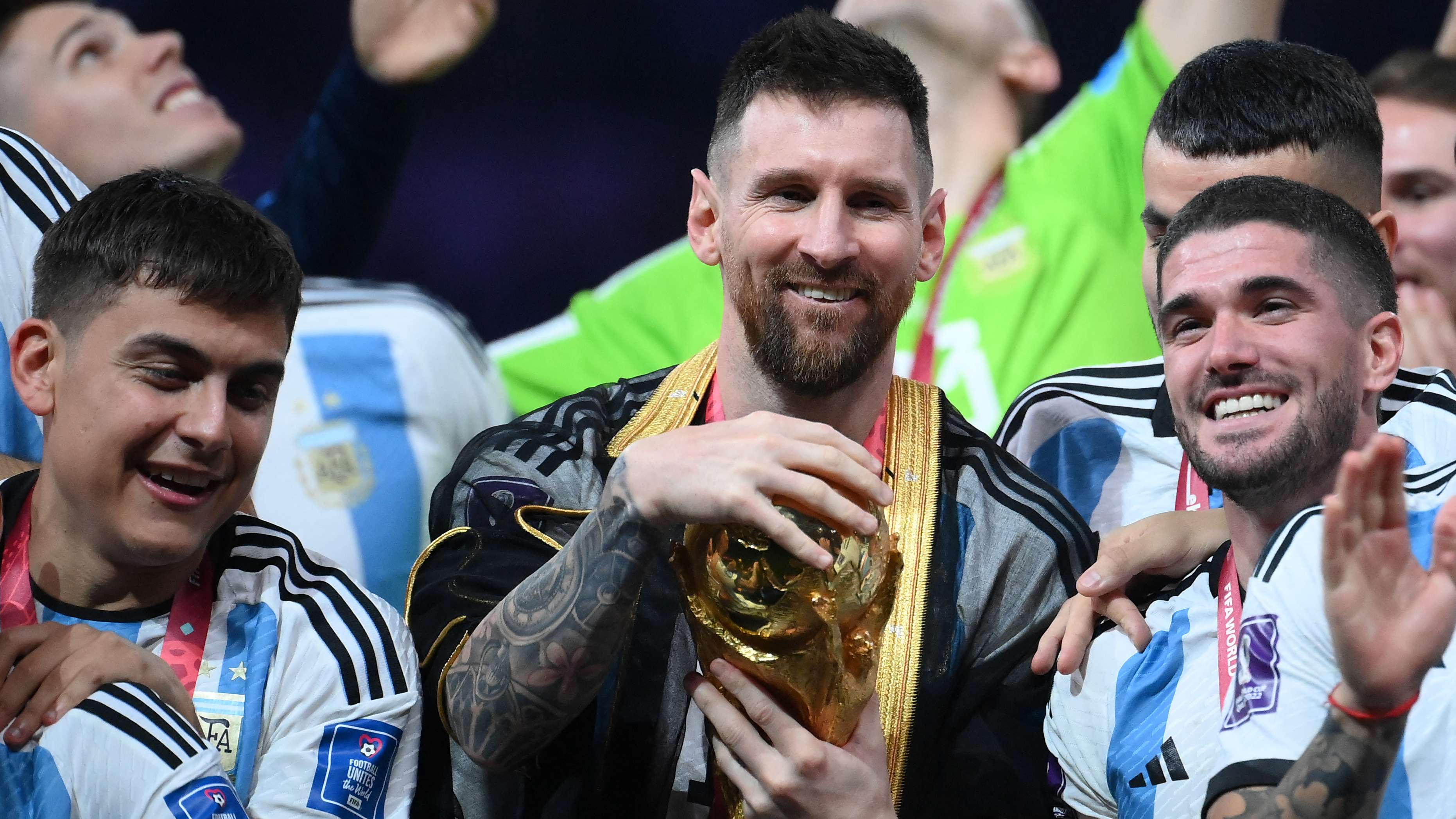 TOPSHOT-FBL-WC-2022-MATCH64-ARG-FRA-TROPHY