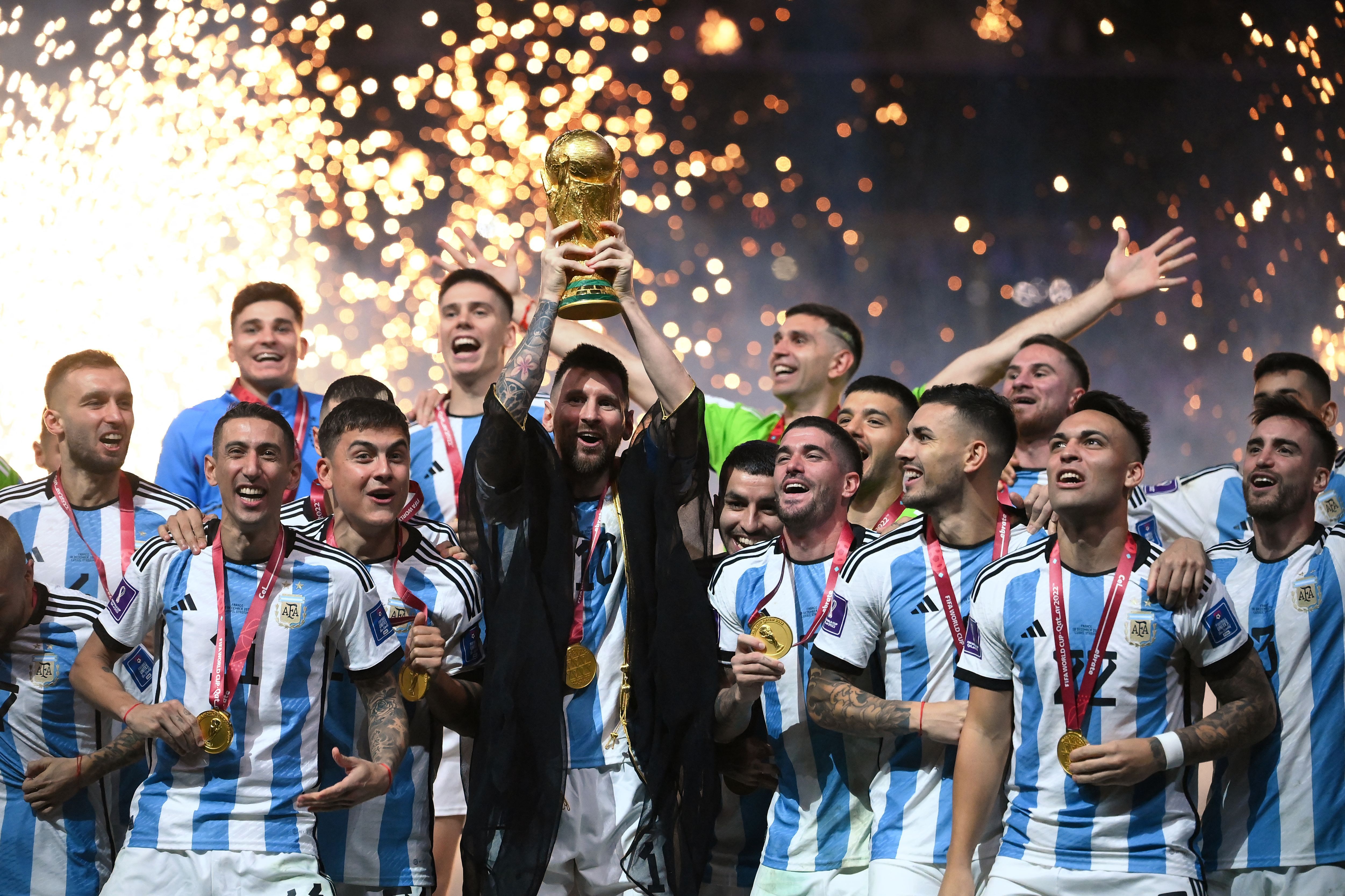 TOPSHOT-FBL-WC-2022-MATCH64-ARG-FRA-TROPHY