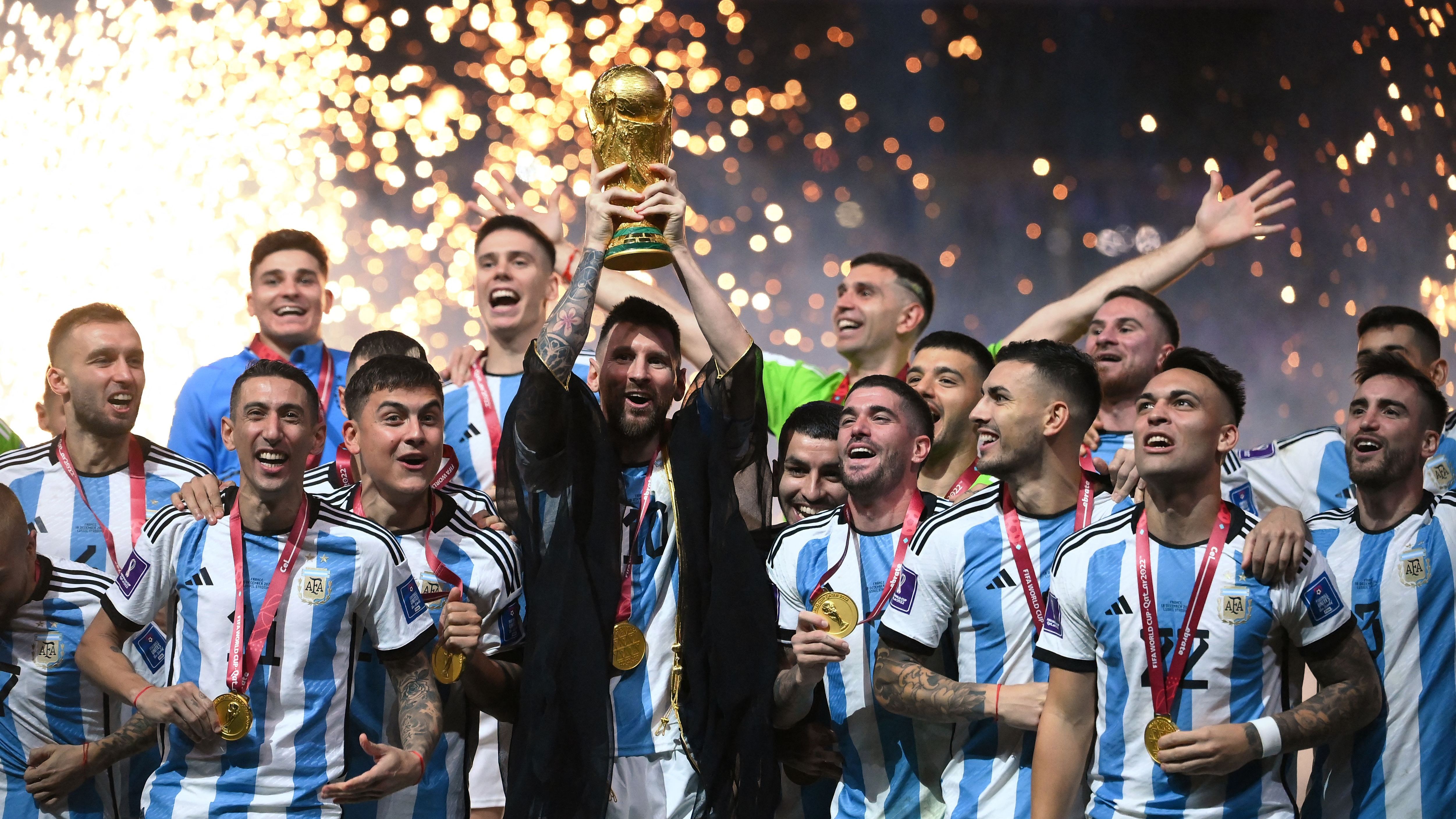TOPSHOT-FBL-WC-2022-MATCH64-ARG-FRA-TROPHY