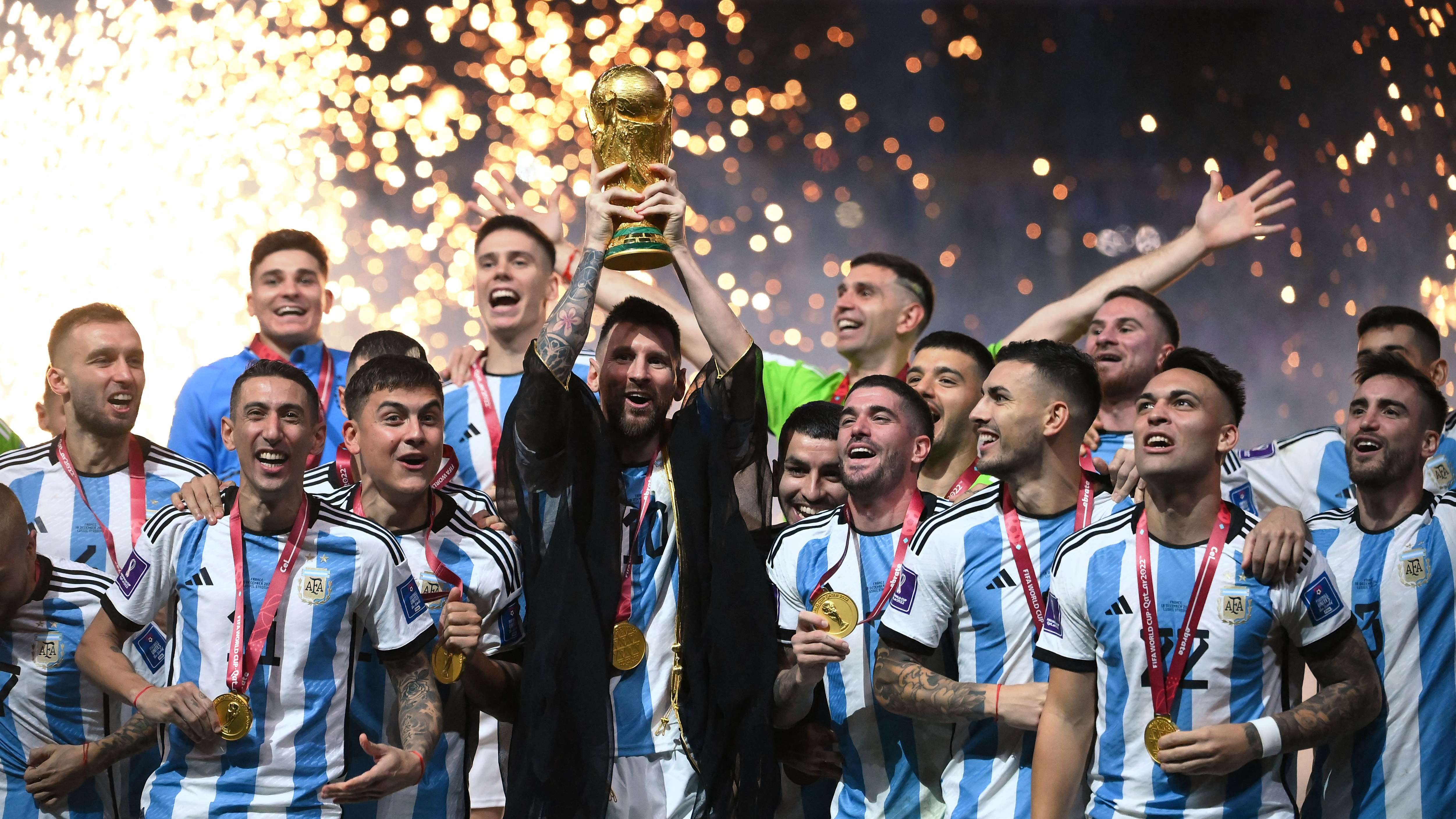 TOPSHOT-FBL-WC-2022-MATCH64-ARG-FRA-TROPHY