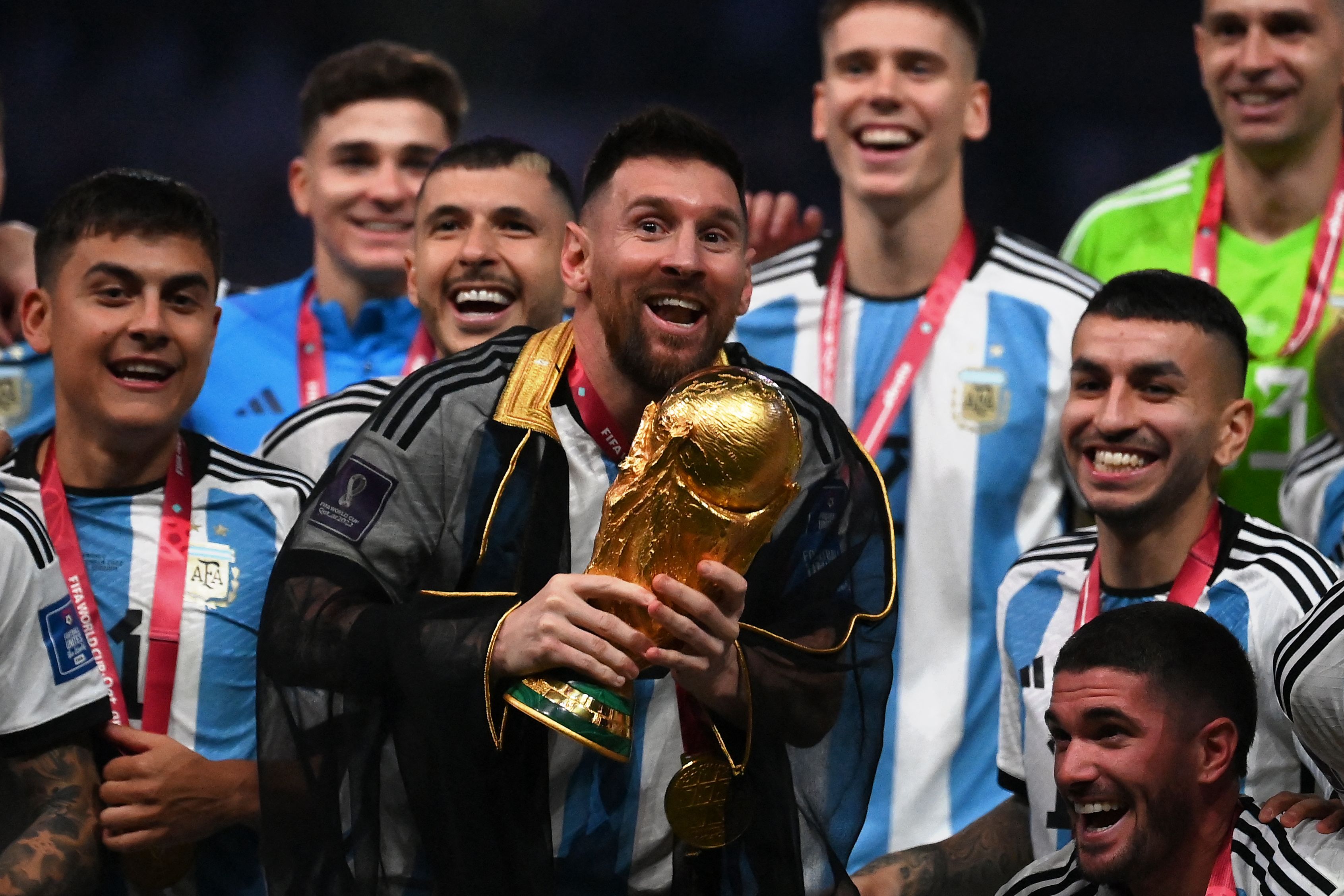 TOPSHOT-FBL-WC-2022-MATCH64-ARG-FRA-TROPHY