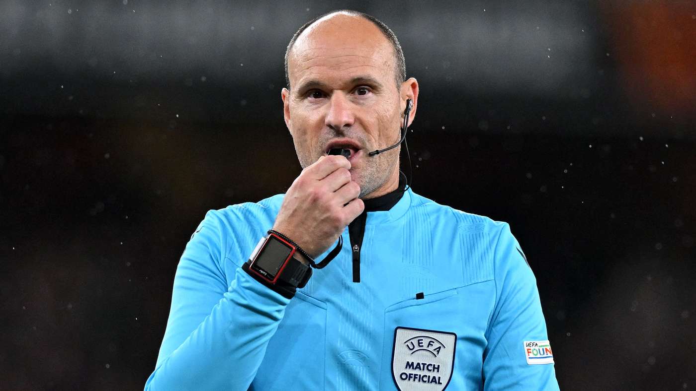 Scatto dal Clasico Real Madrid-Barcellona con controversie arbitrali e VAR in azione