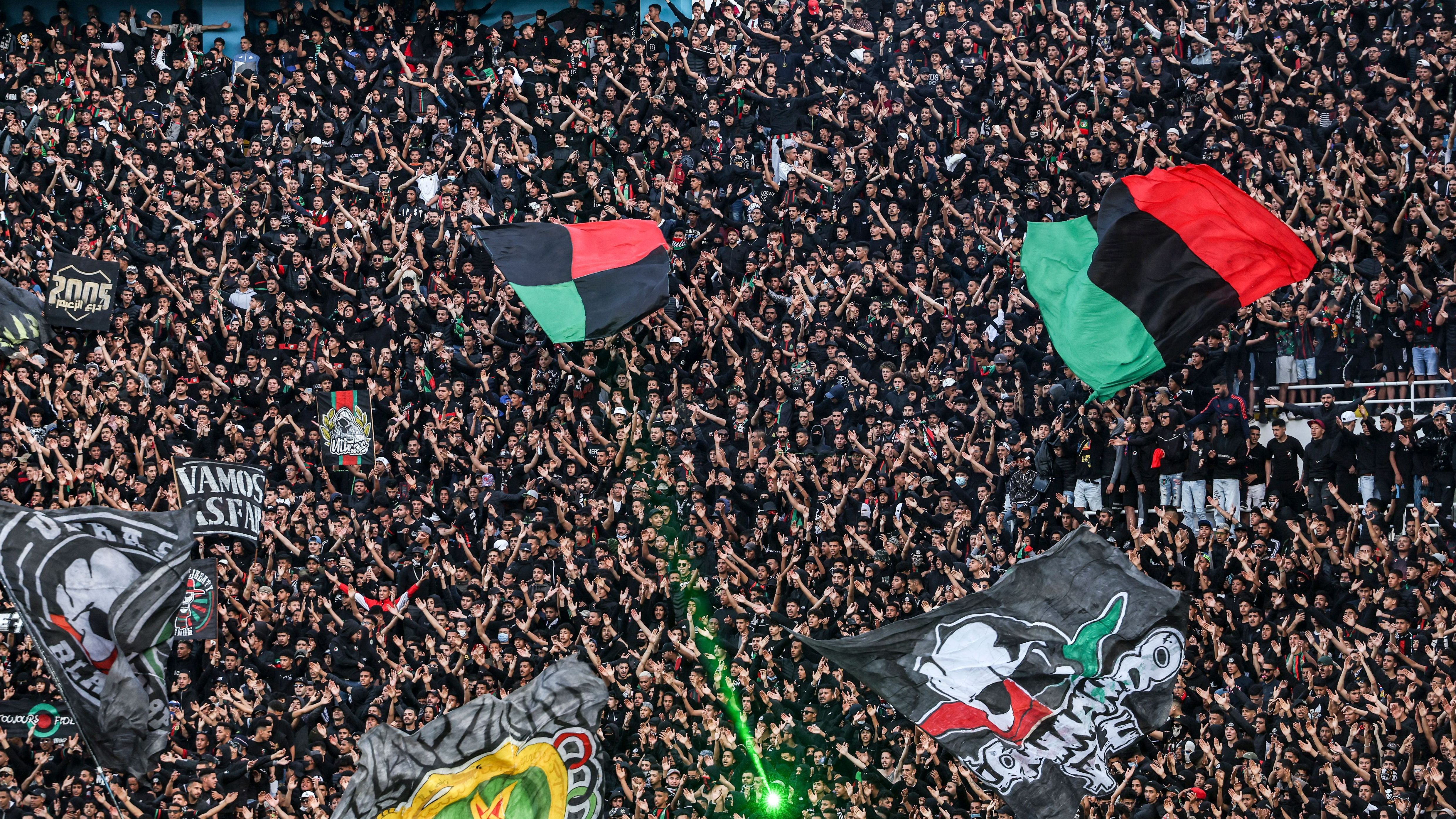 الجيش الملكي يهزم الوداد في ملعبه ويقترب من الصدارة في الدوري المغربي