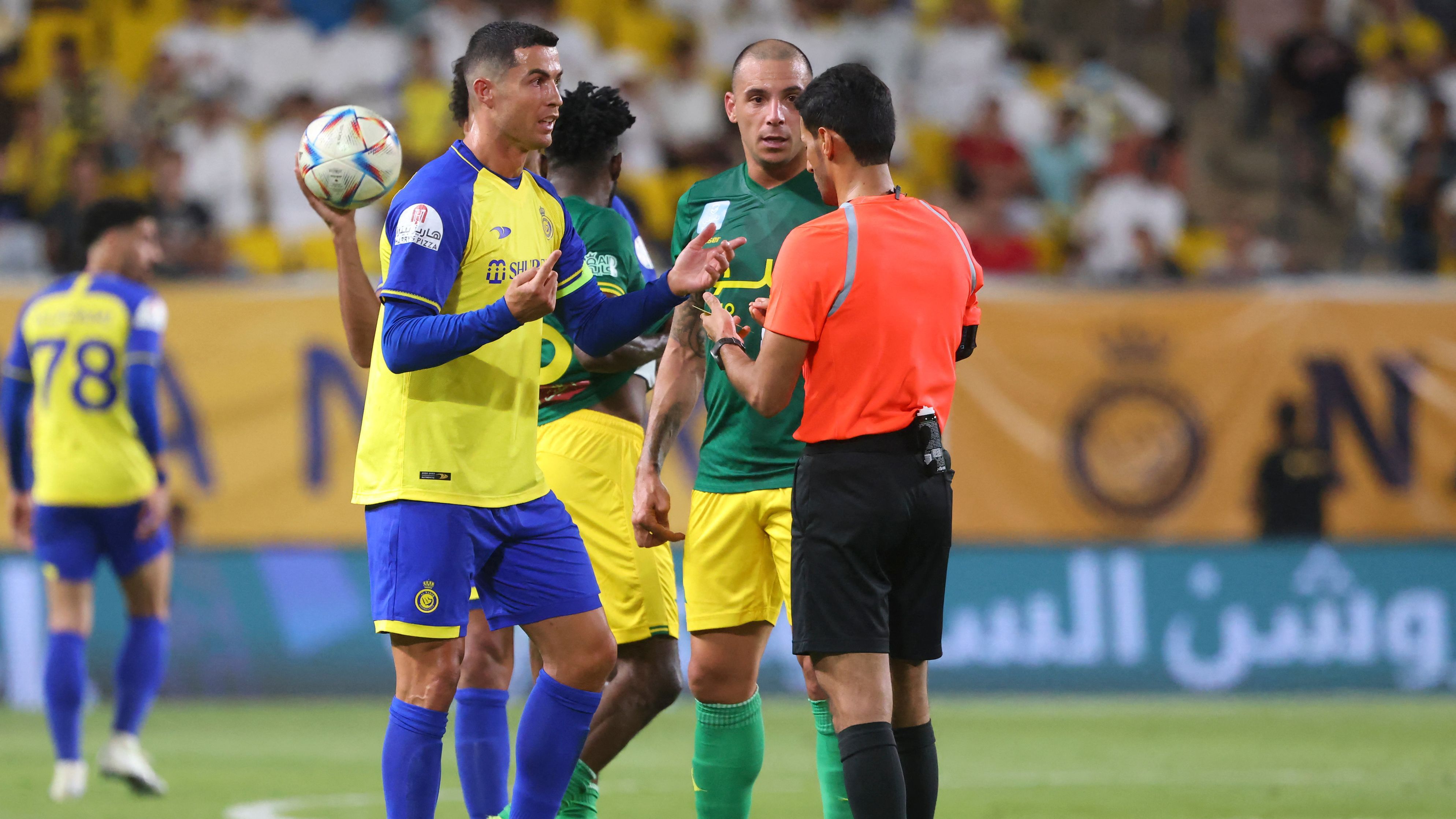حكم سعودي يواجه اقتحامات جماهيرية في دوري أبطال آسيا 2 بعد طرد لاعب إندونيسي