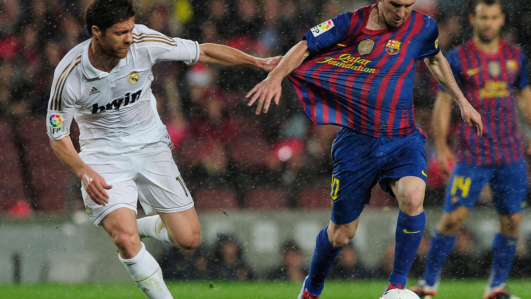 Real Madrid's midfielder Xabi Alonso (L)