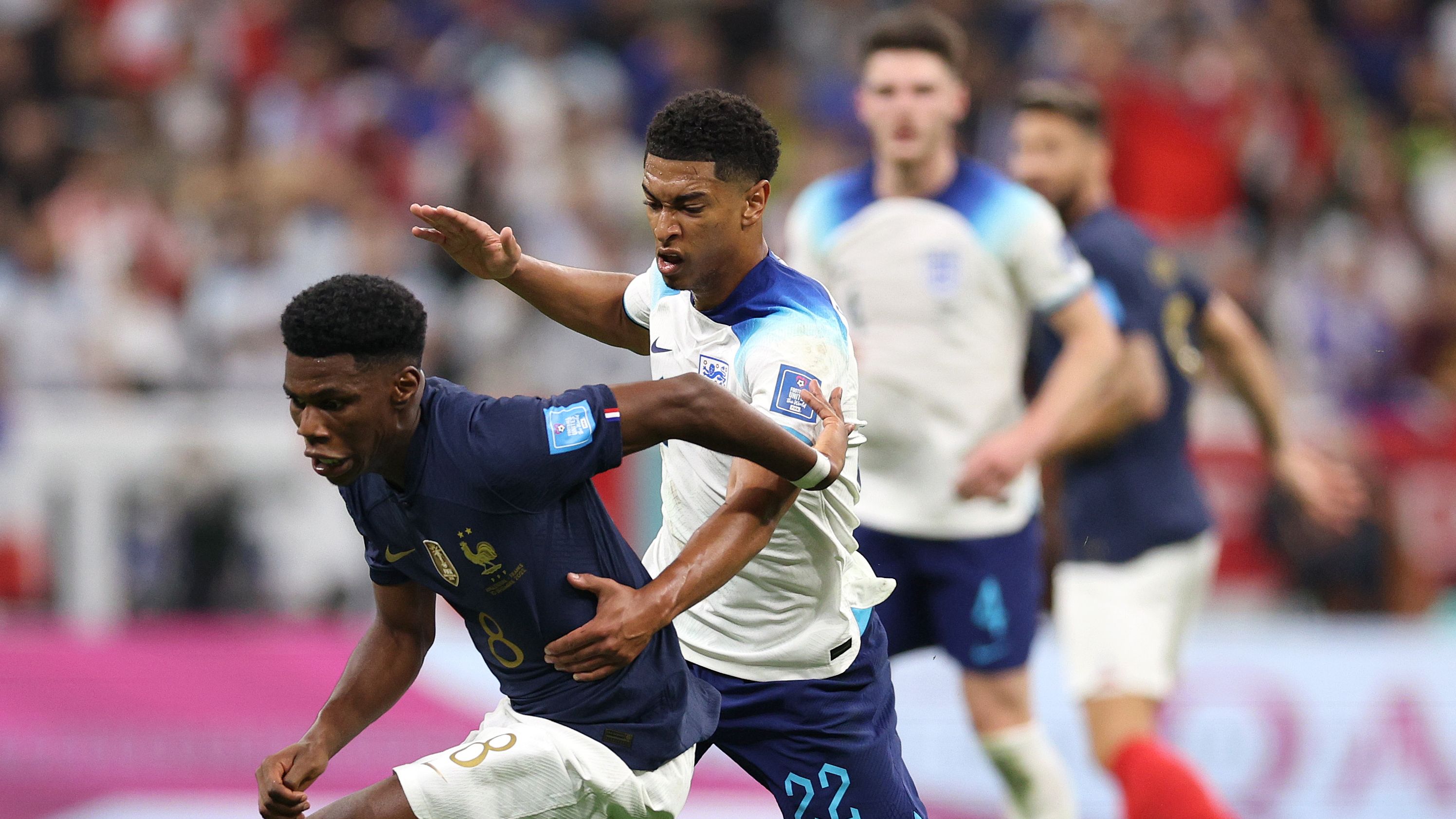 طاقم تحكيم مغربي يدير مباراة فرنسا وإنجلترا في كأس العالم