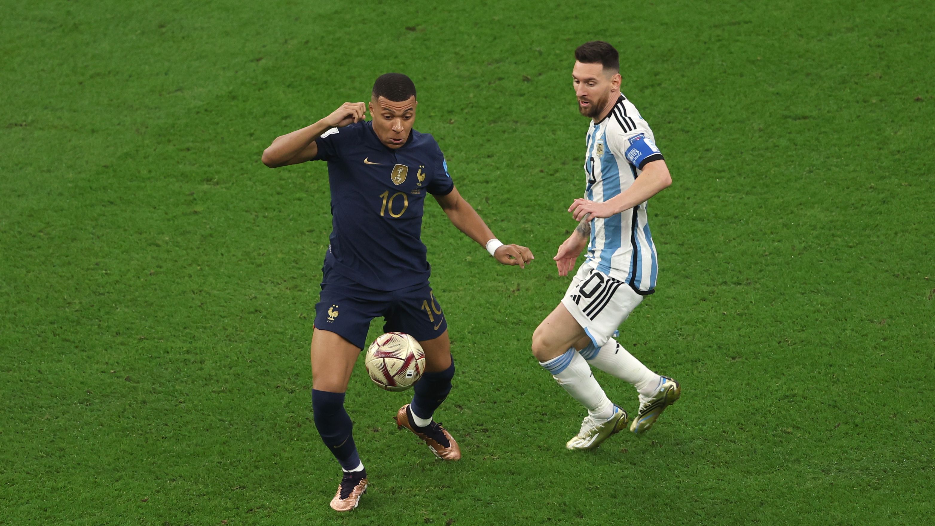 مشهد نادر يجمع رونالدو وميسي ومبابي وفينيسيوس جونيور على طاولة واحدة قبل كأس العالم