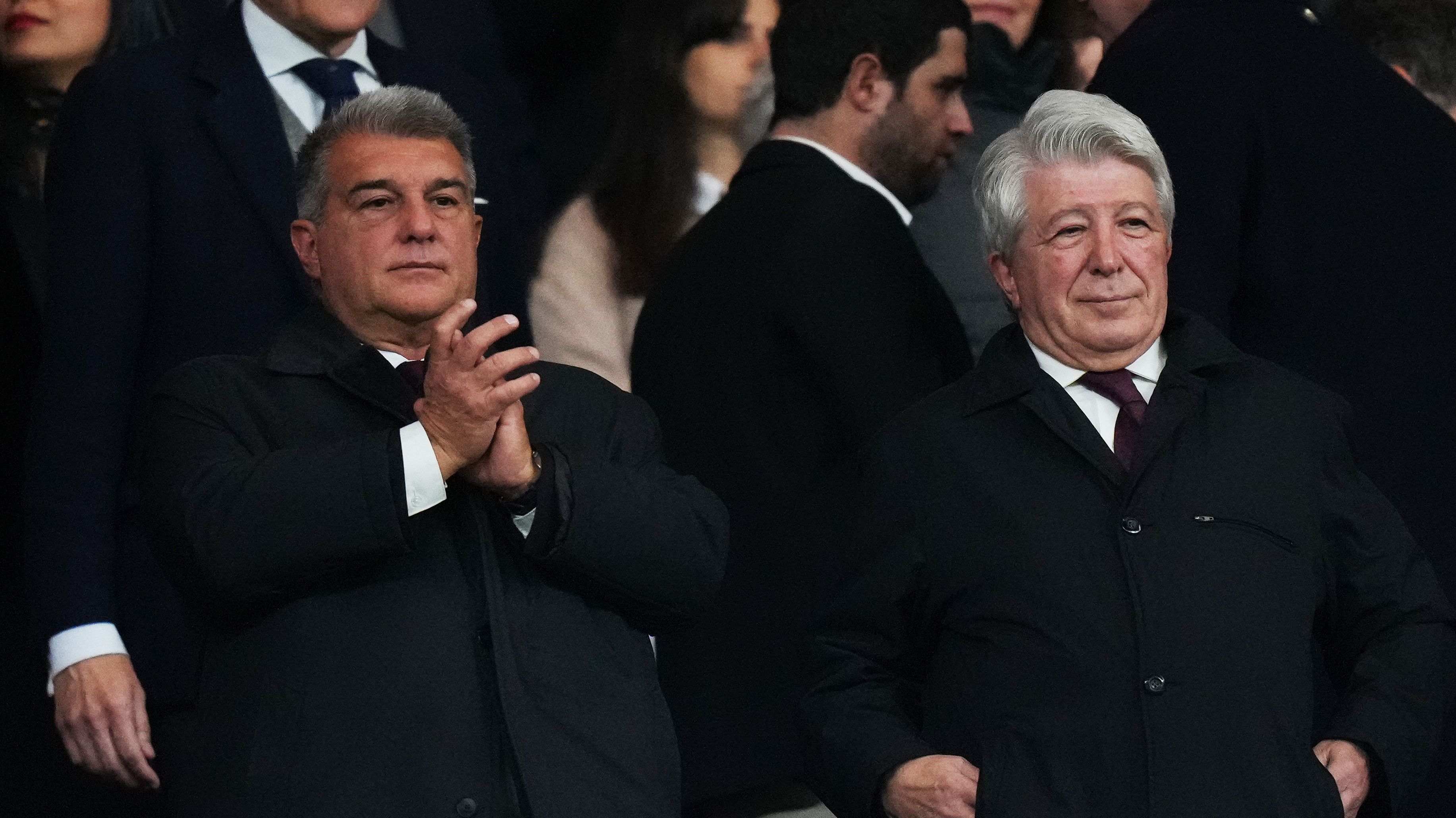 رئيس أتلتيكو مدريد: لابورتا يعرف وجهة ألفاريز المقبلة